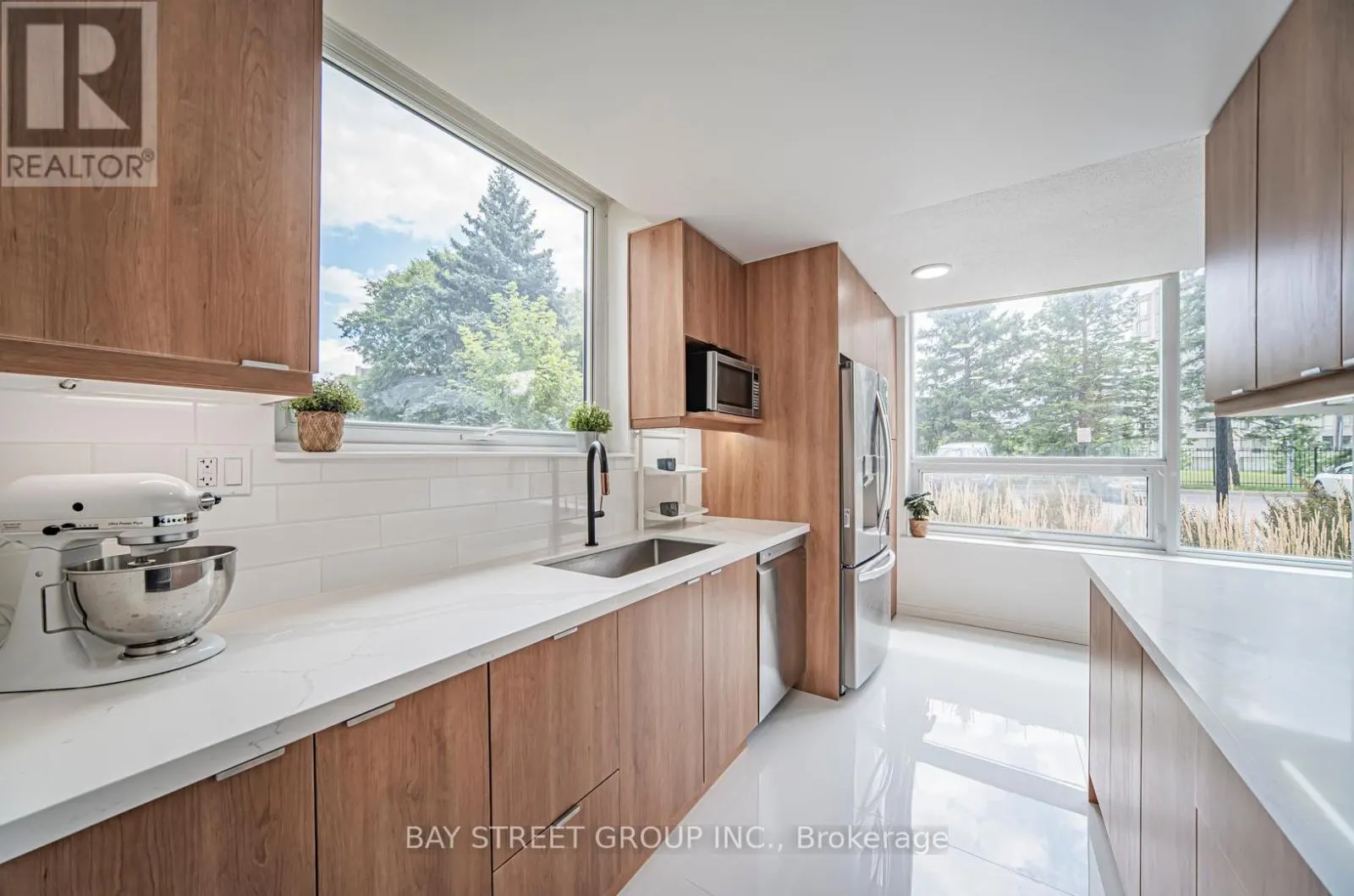 102 - 326 MAJOR MACKENZIE DRIVE E