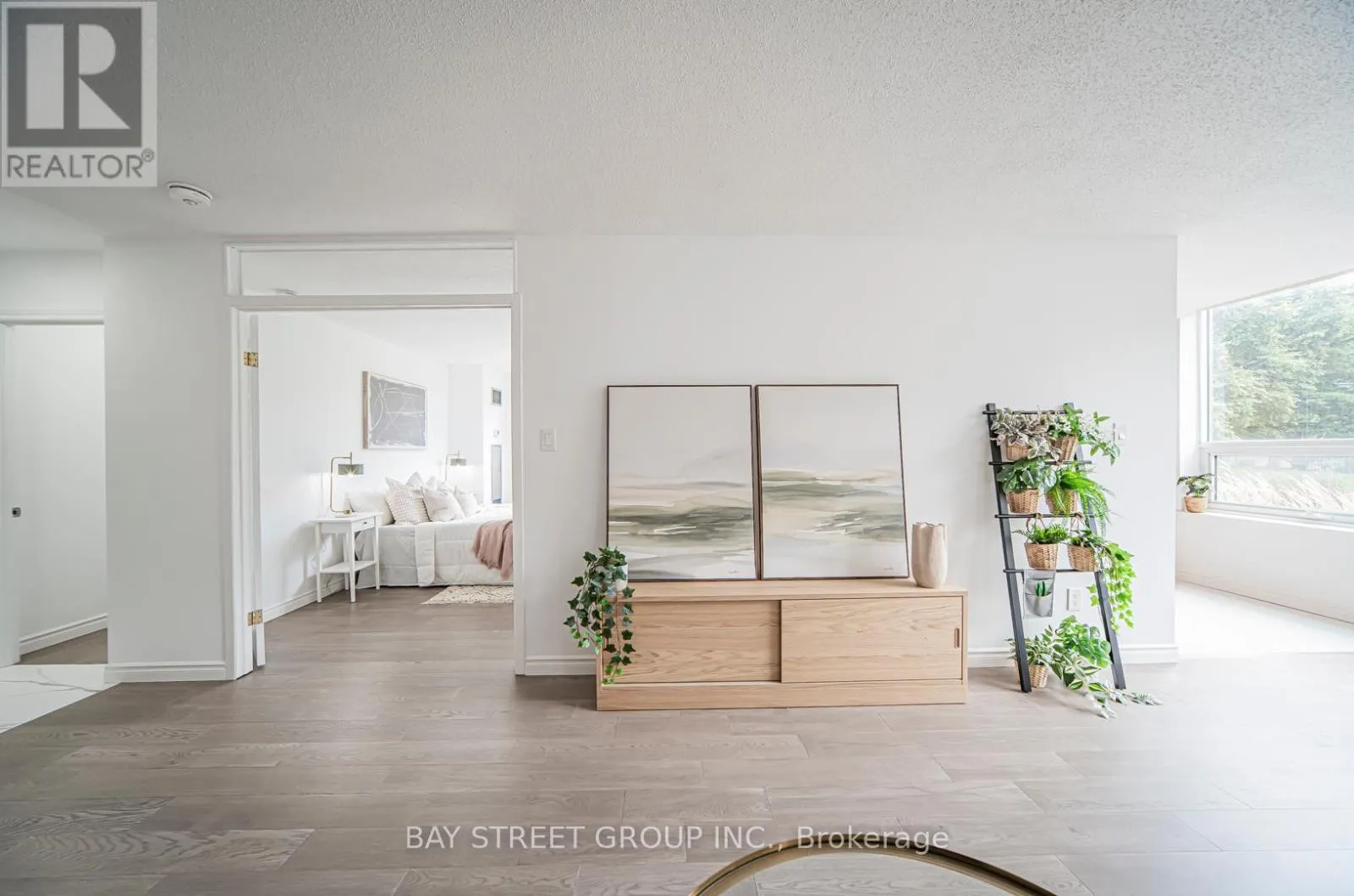 102 - 326 MAJOR MACKENZIE DRIVE E
