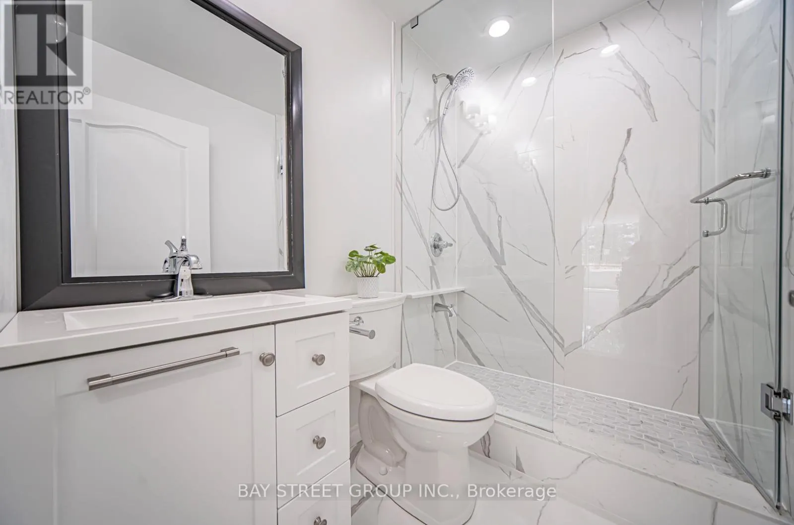 102 - 326 MAJOR MACKENZIE DRIVE E