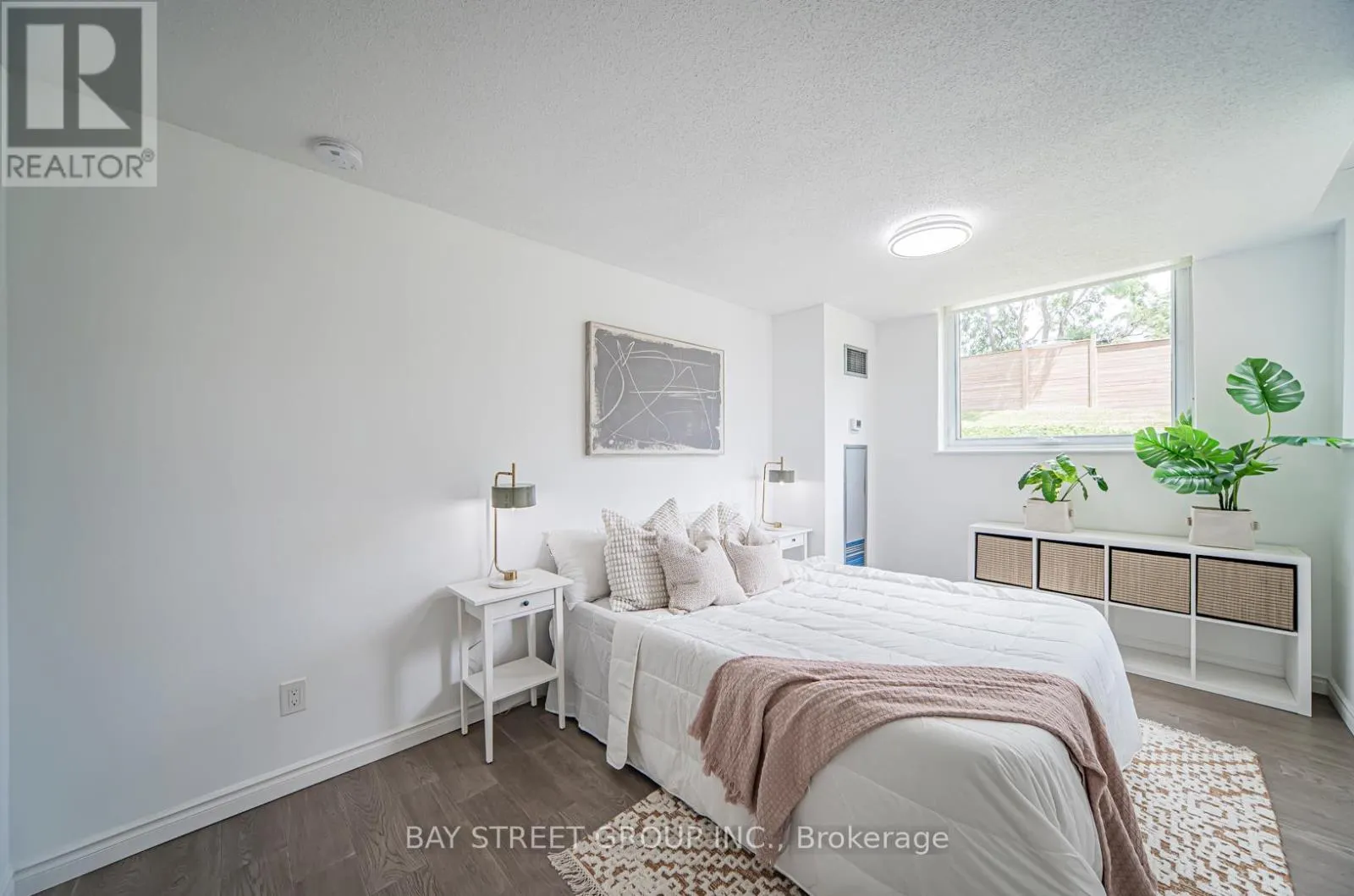 102 - 326 MAJOR MACKENZIE DRIVE E