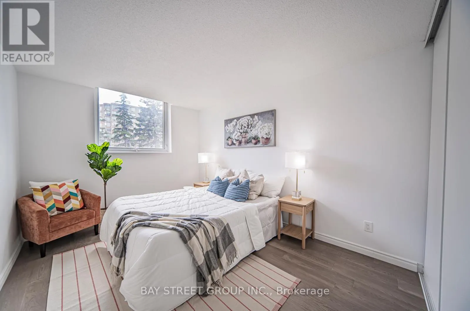 102 - 326 MAJOR MACKENZIE DRIVE E