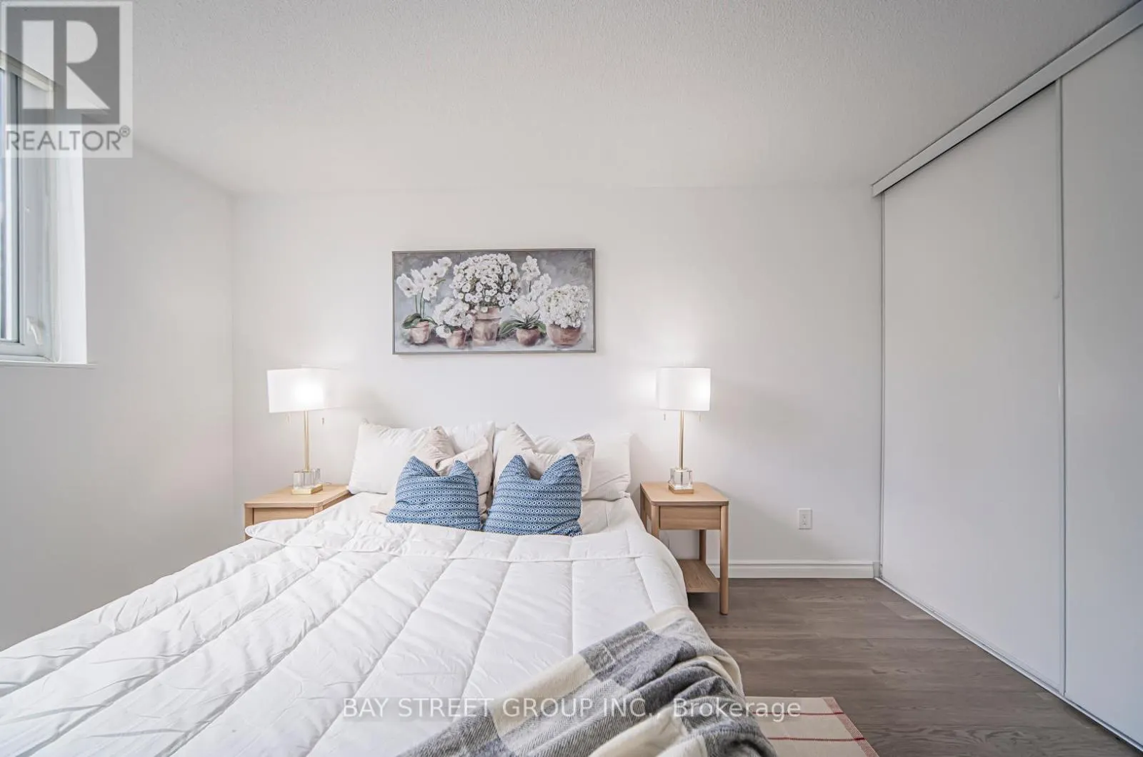 102 - 326 MAJOR MACKENZIE DRIVE E