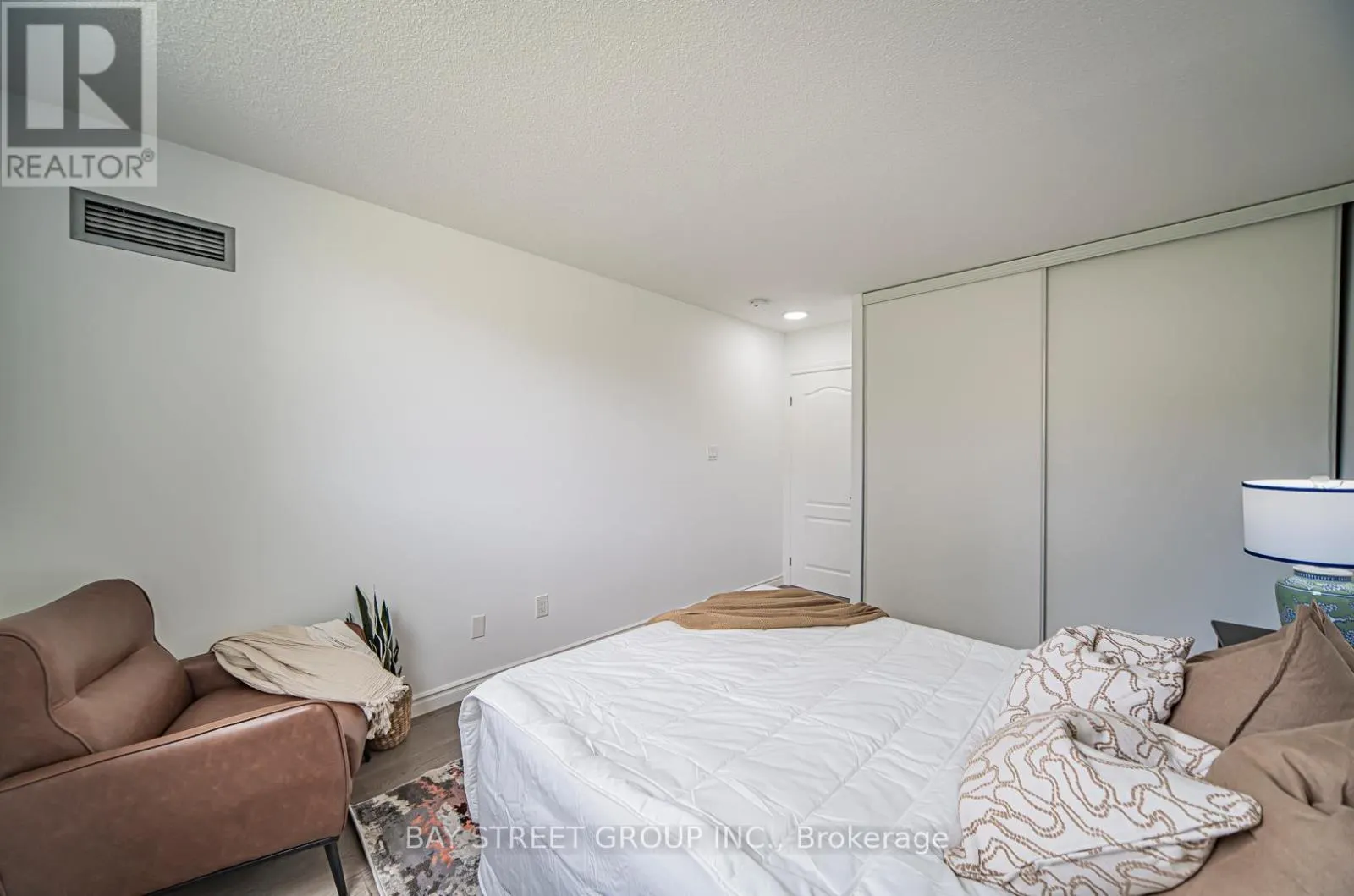 102 - 326 MAJOR MACKENZIE DRIVE E