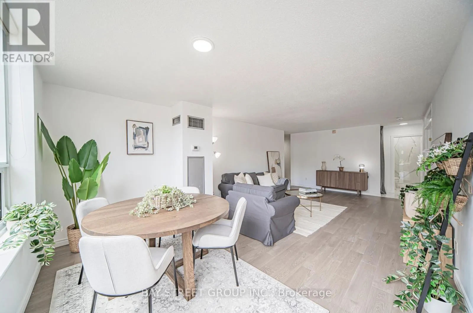 102 - 326 MAJOR MACKENZIE DRIVE E