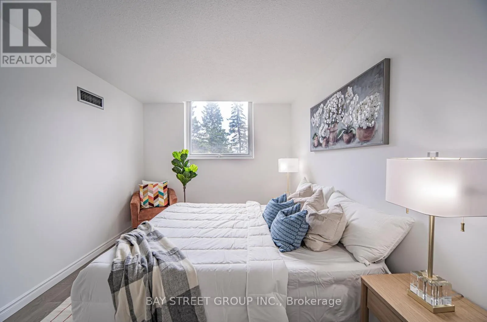 102 - 326 MAJOR MACKENZIE DRIVE E