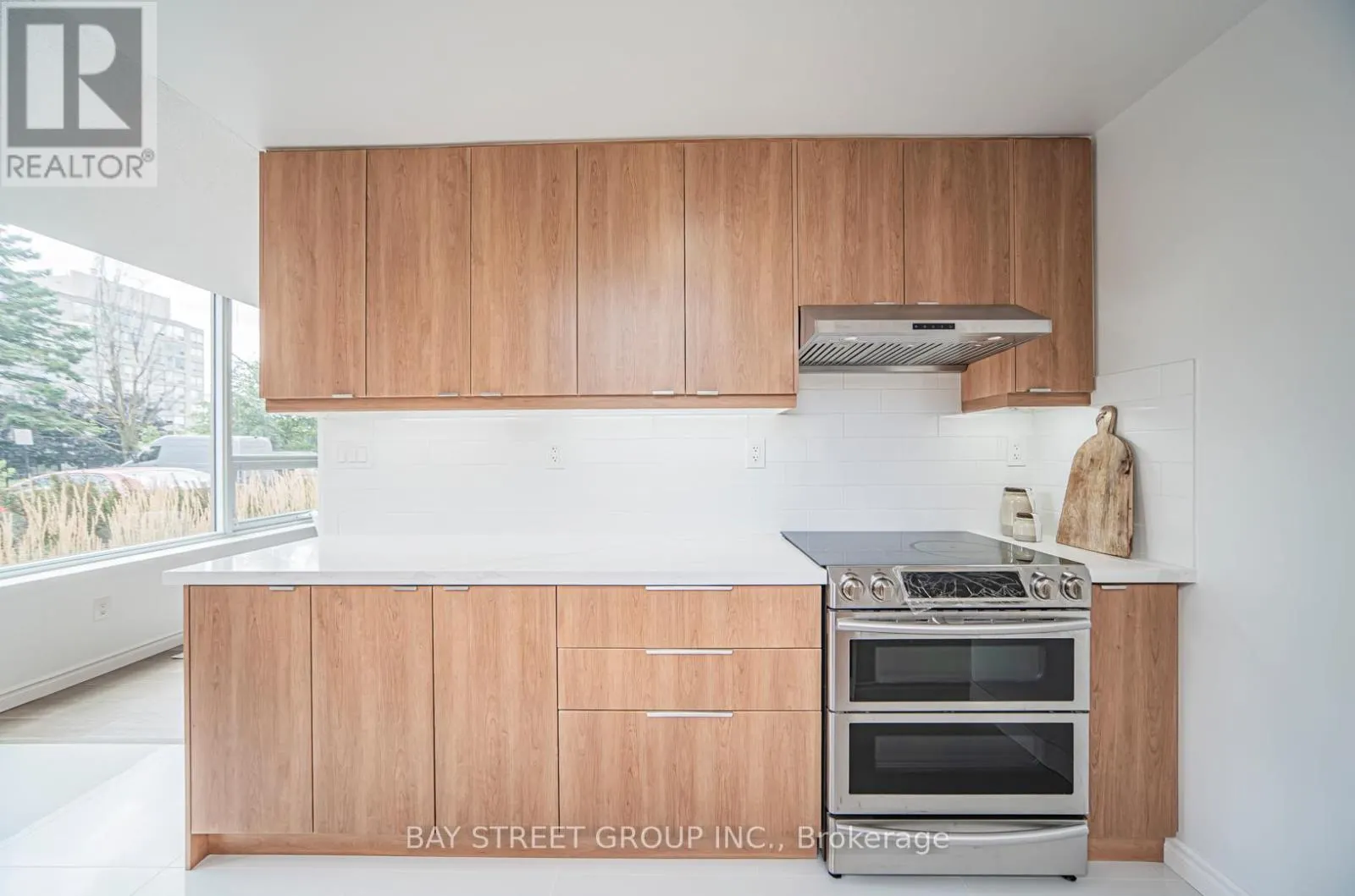102 - 326 MAJOR MACKENZIE DRIVE E