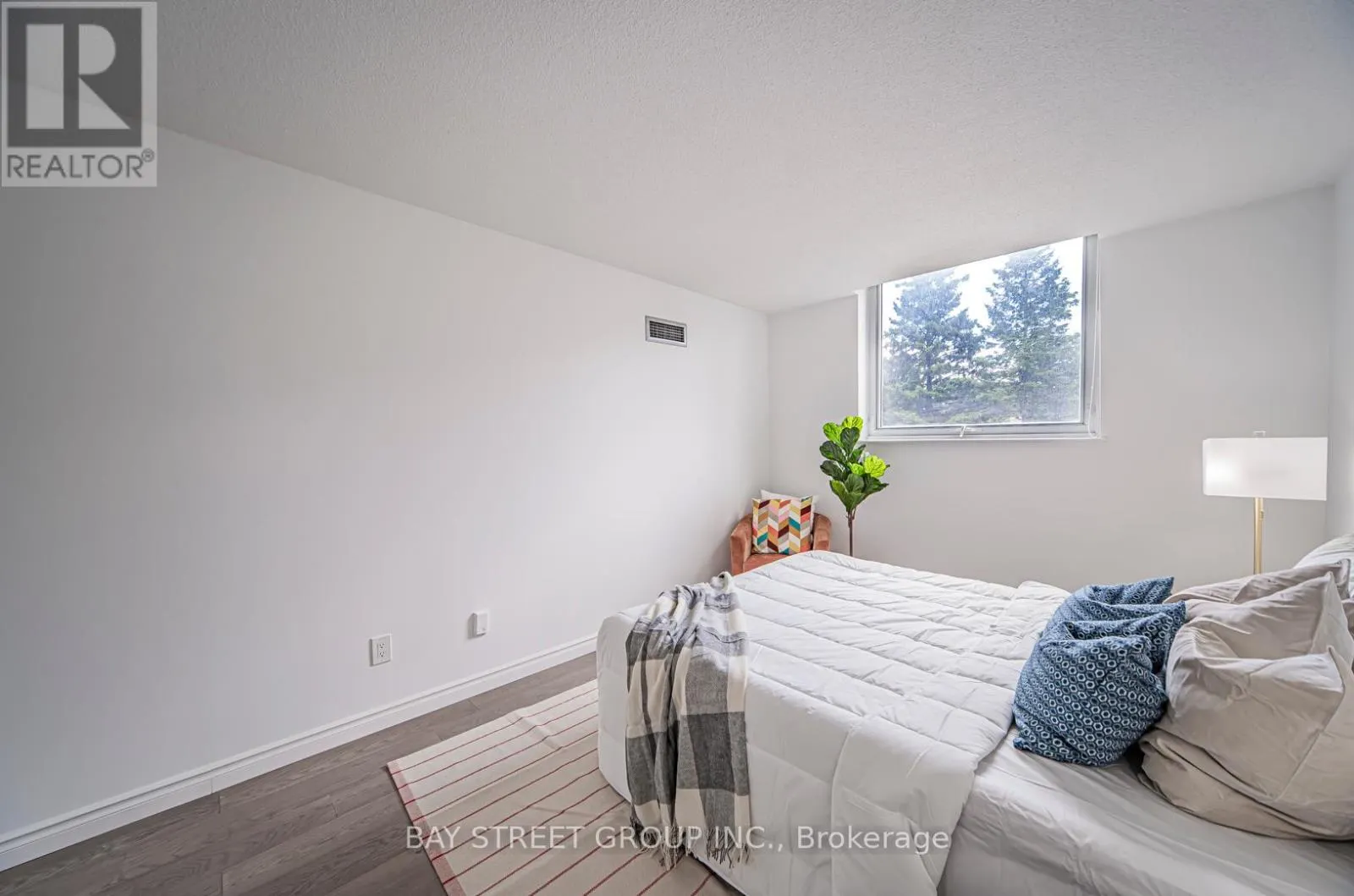 102 - 326 MAJOR MACKENZIE DRIVE E