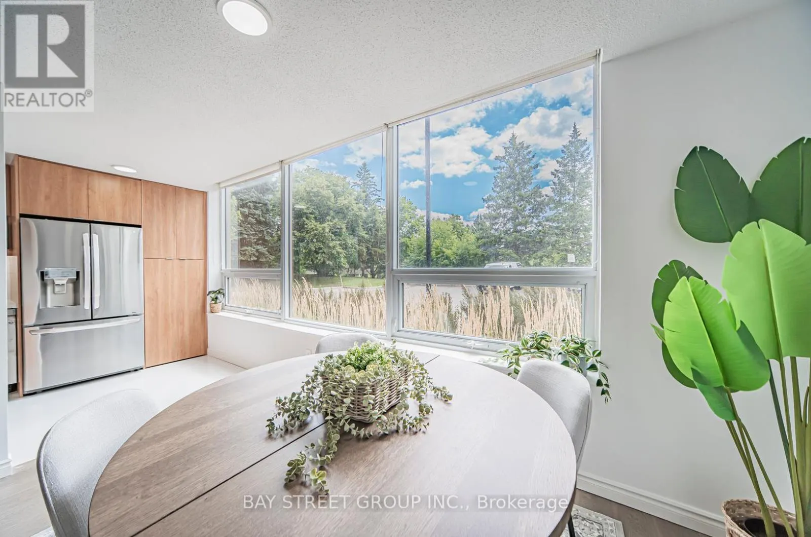 102 - 326 MAJOR MACKENZIE DRIVE E