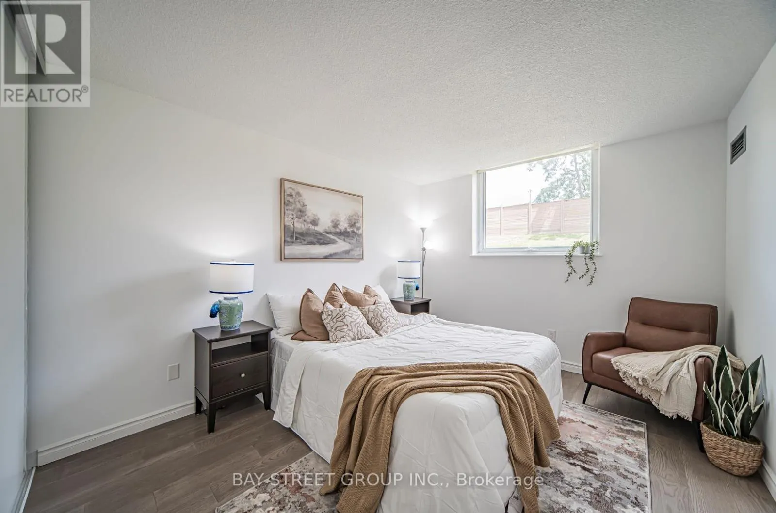 102 - 326 MAJOR MACKENZIE DRIVE E