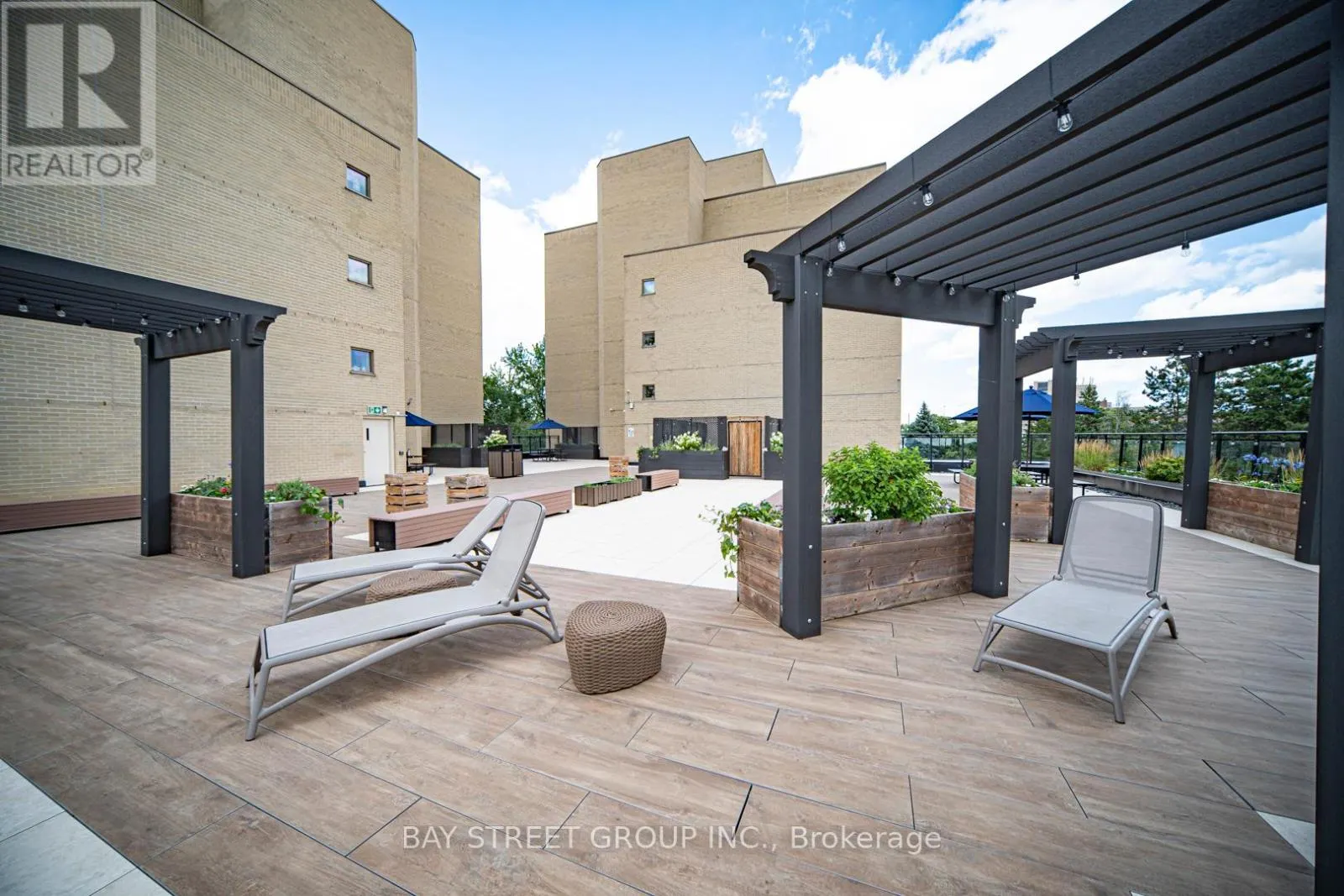 102 - 326 MAJOR MACKENZIE DRIVE E