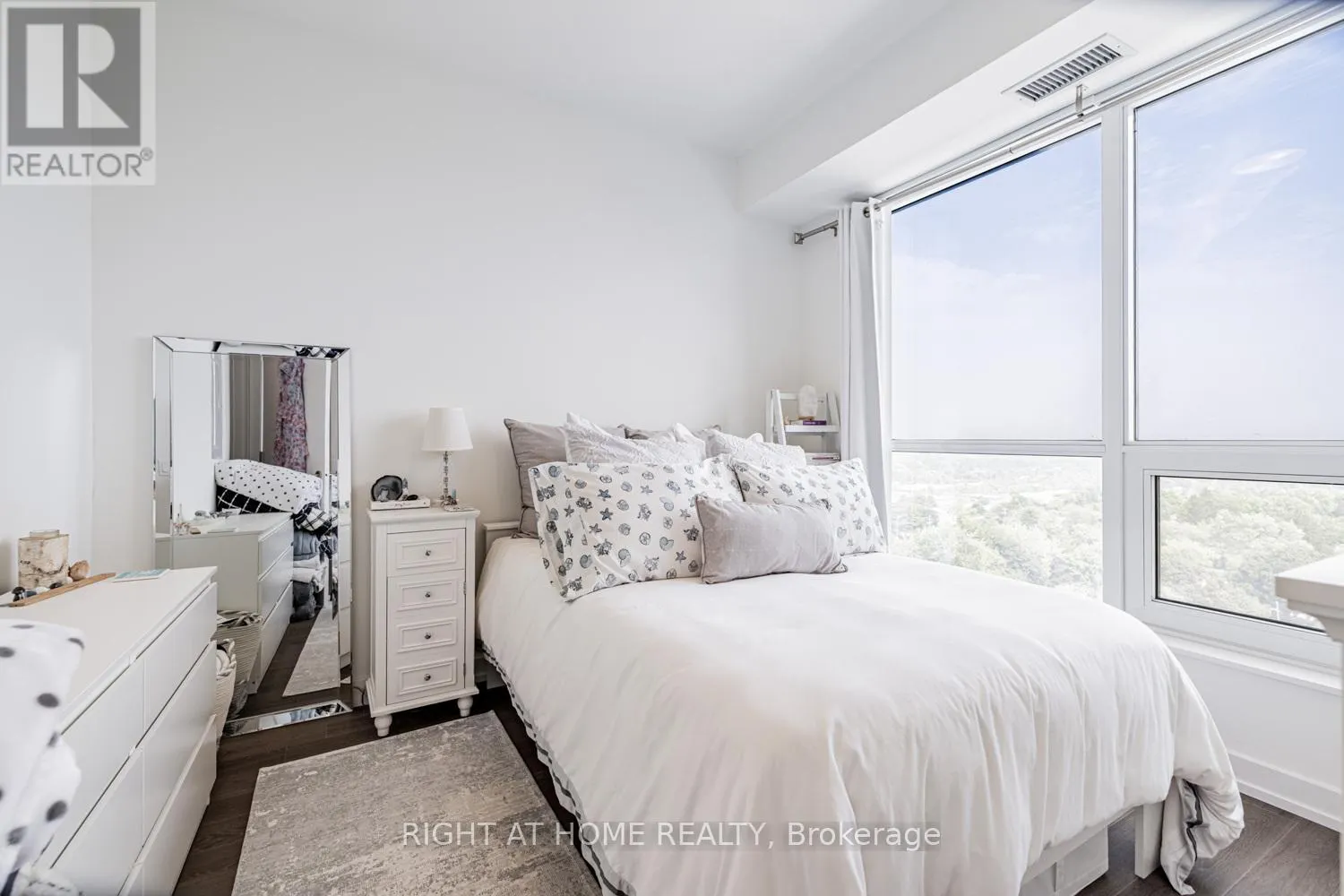 1207 - 1 GRANDVIEW AVENUE