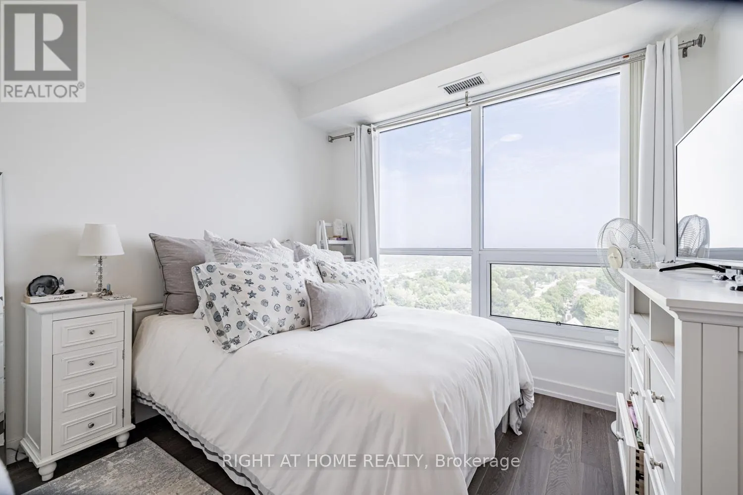1207 - 1 GRANDVIEW AVENUE