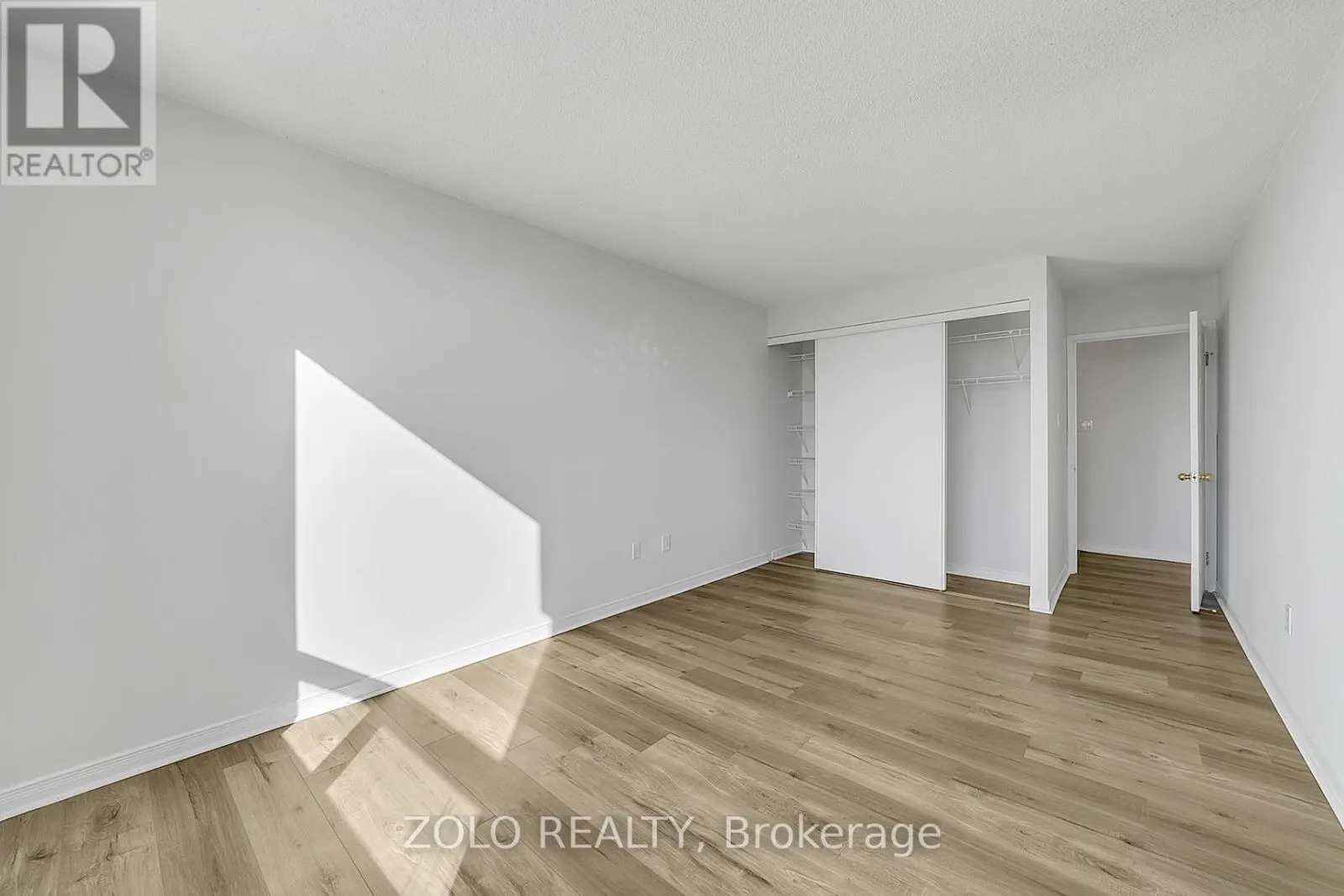 819 - 309 MAJOR MACKENZIE DRIVE E