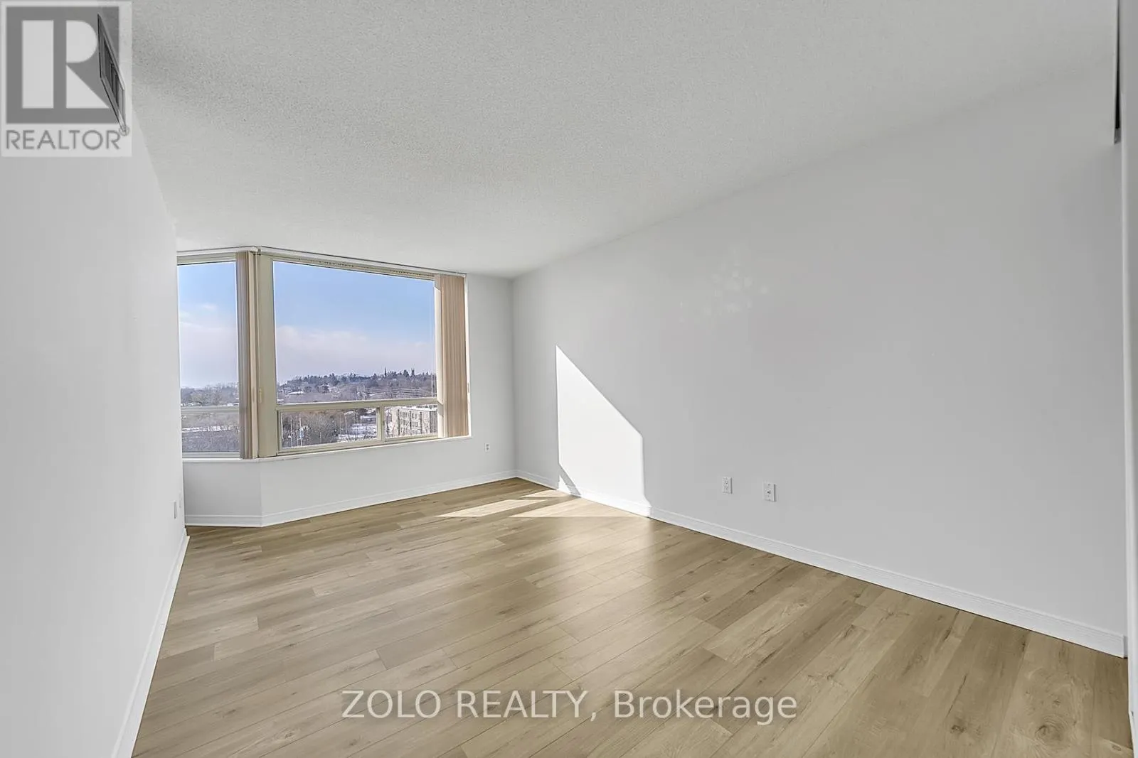 819 - 309 MAJOR MACKENZIE DRIVE E
