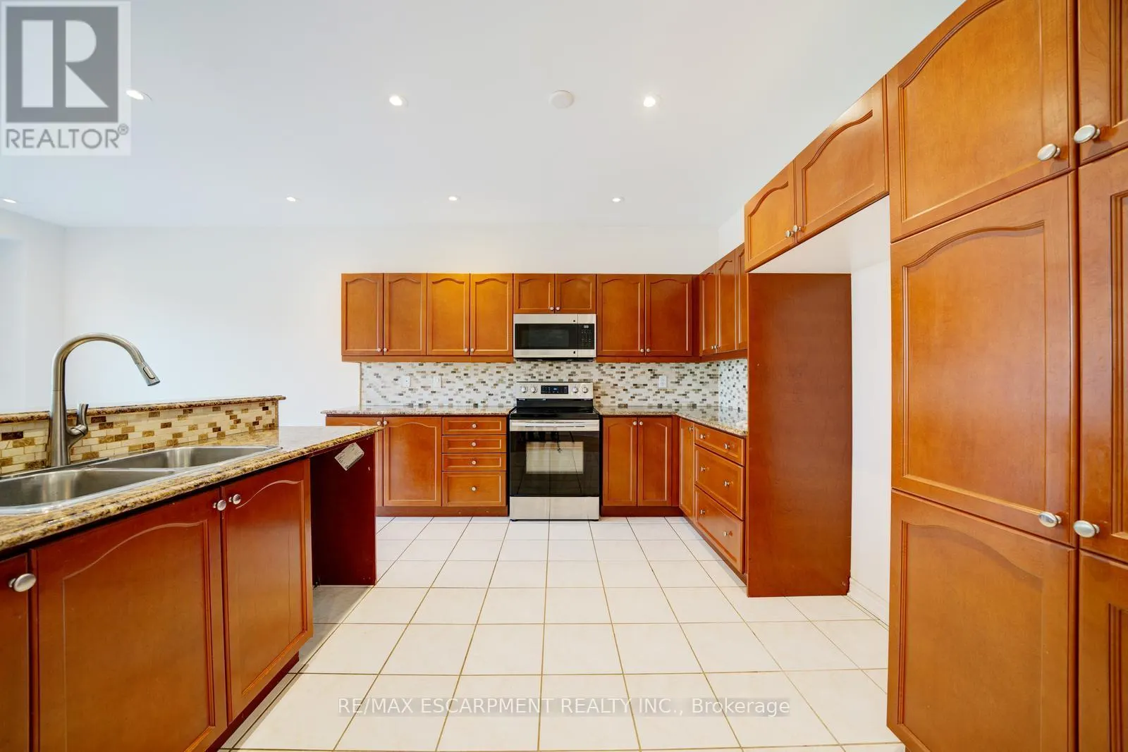 6 WEEKES AVENUE