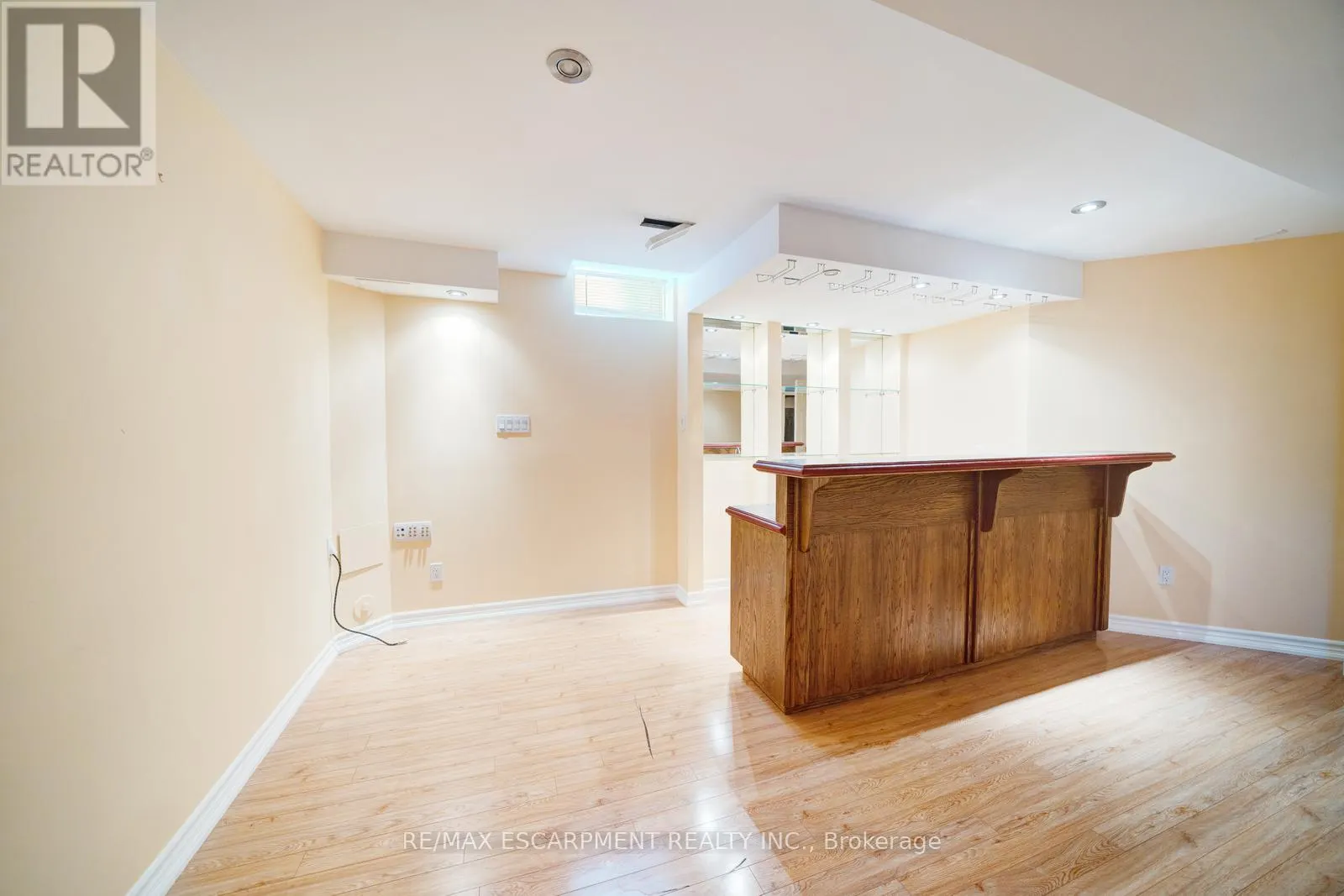 6 WEEKES AVENUE