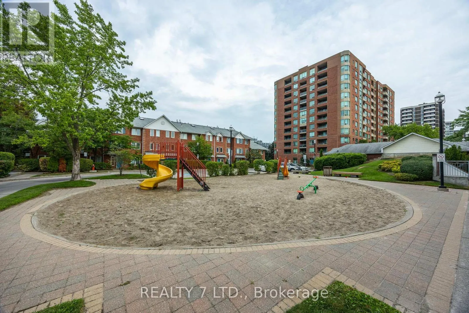 809 - 900 STEELES AVENUE W