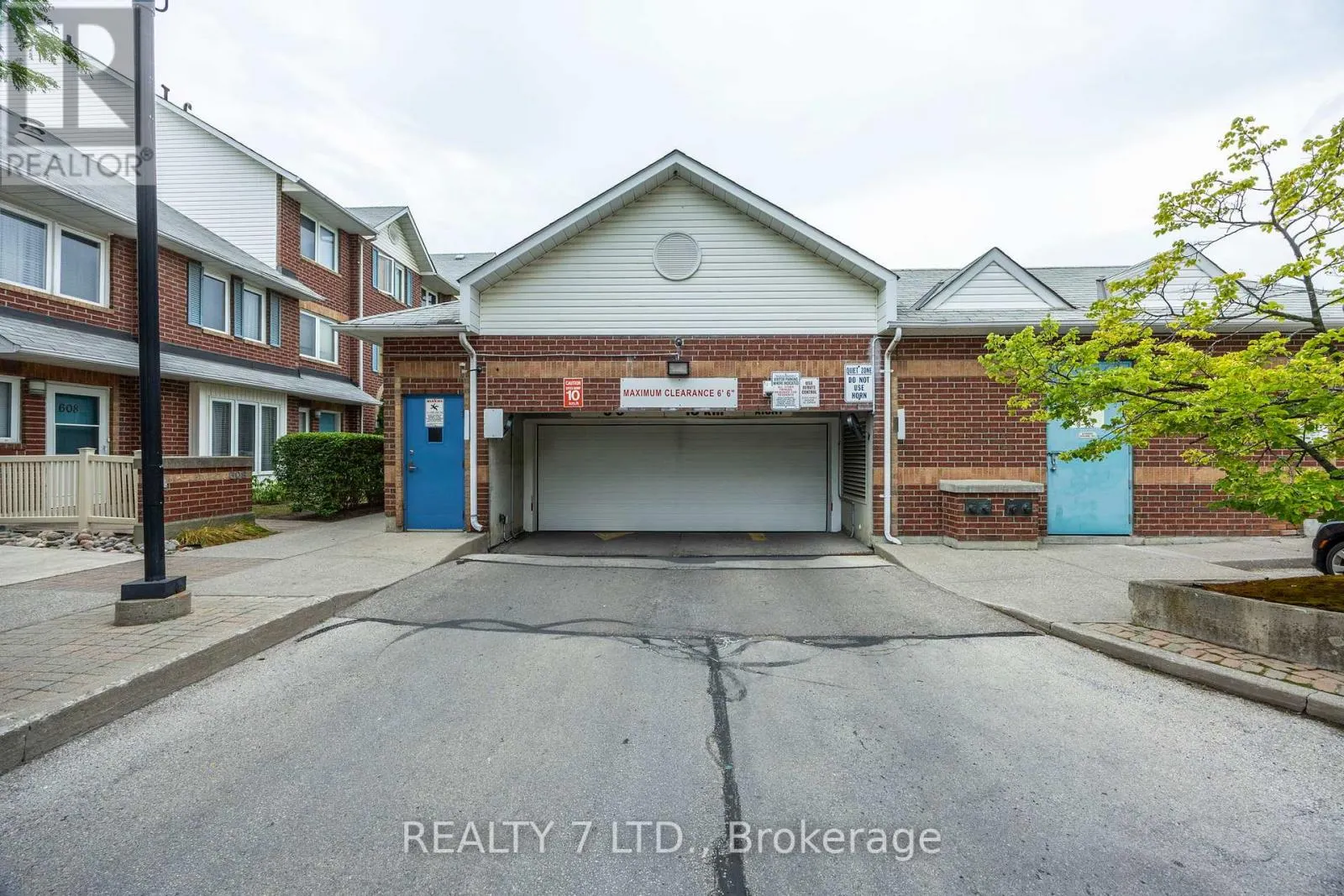 809 - 900 STEELES AVENUE W