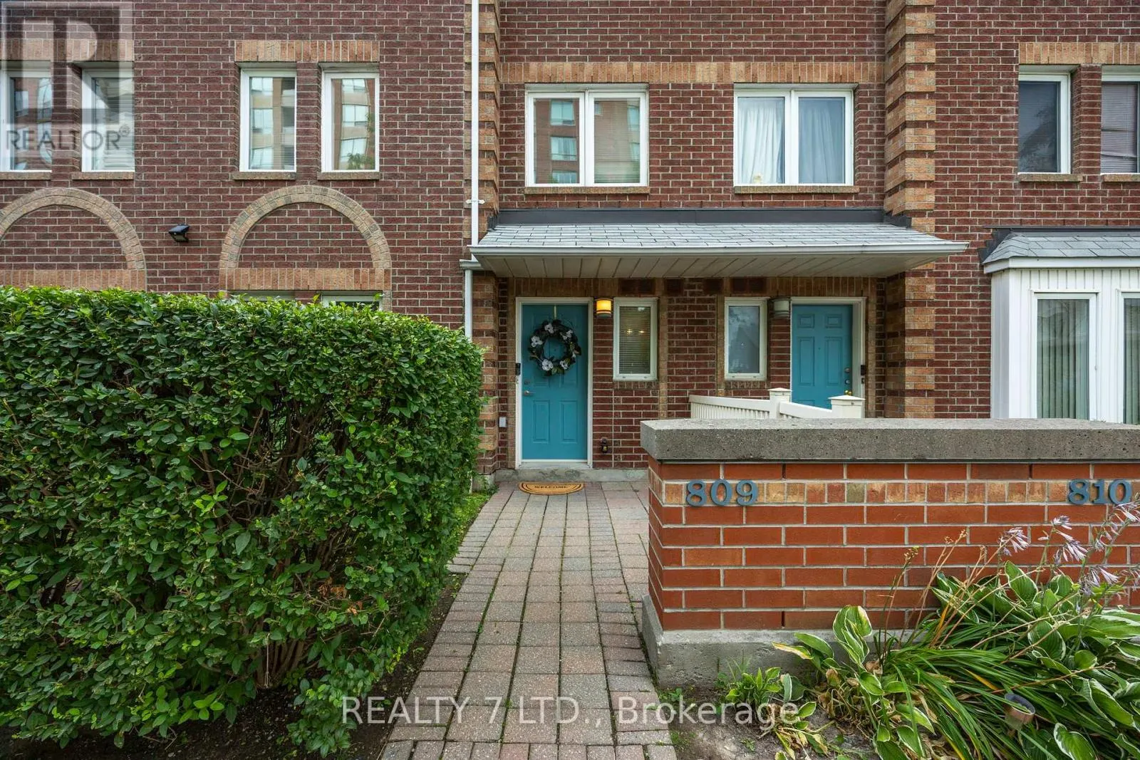 809 - 900 STEELES AVENUE W