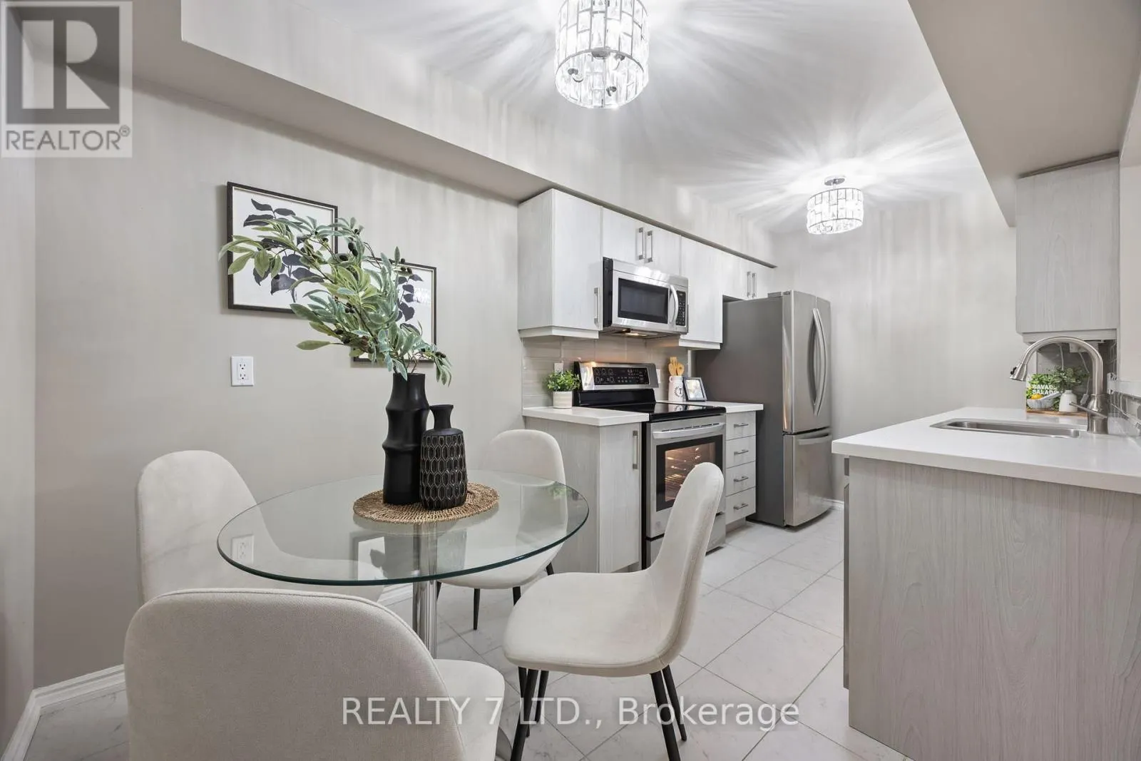 809 - 900 STEELES AVENUE W