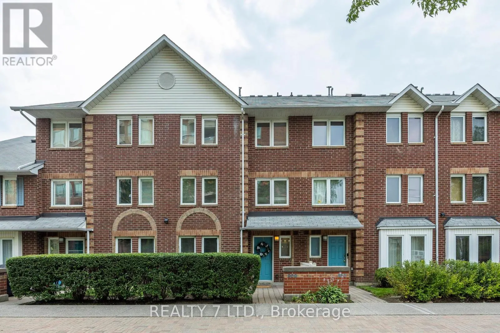 809 - 900 STEELES AVENUE W