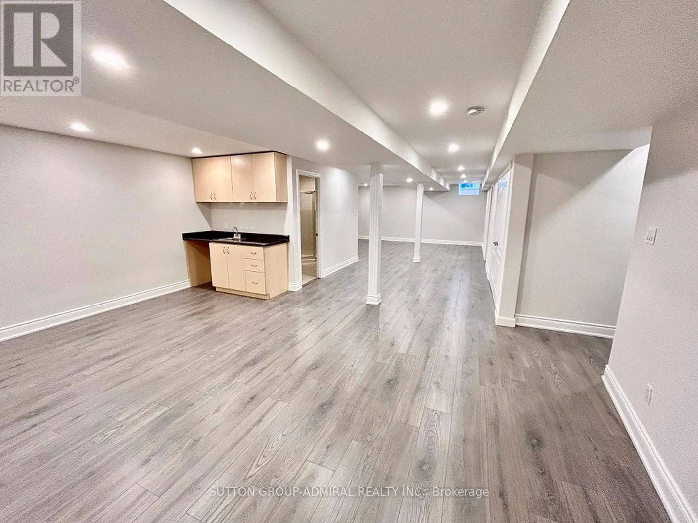 4 CASTLEGLEN BOULEVARD