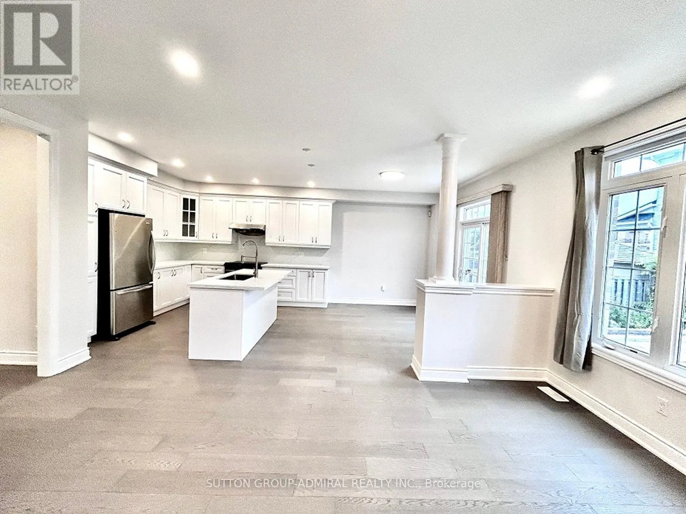4 CASTLEGLEN BOULEVARD