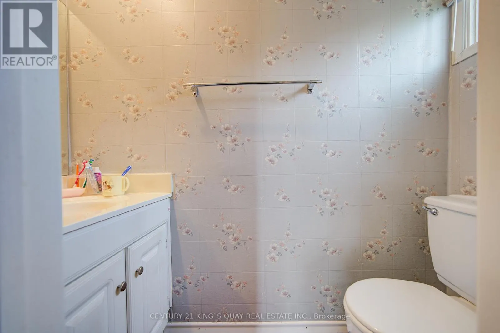 6 COTTSMORE CRESCENT