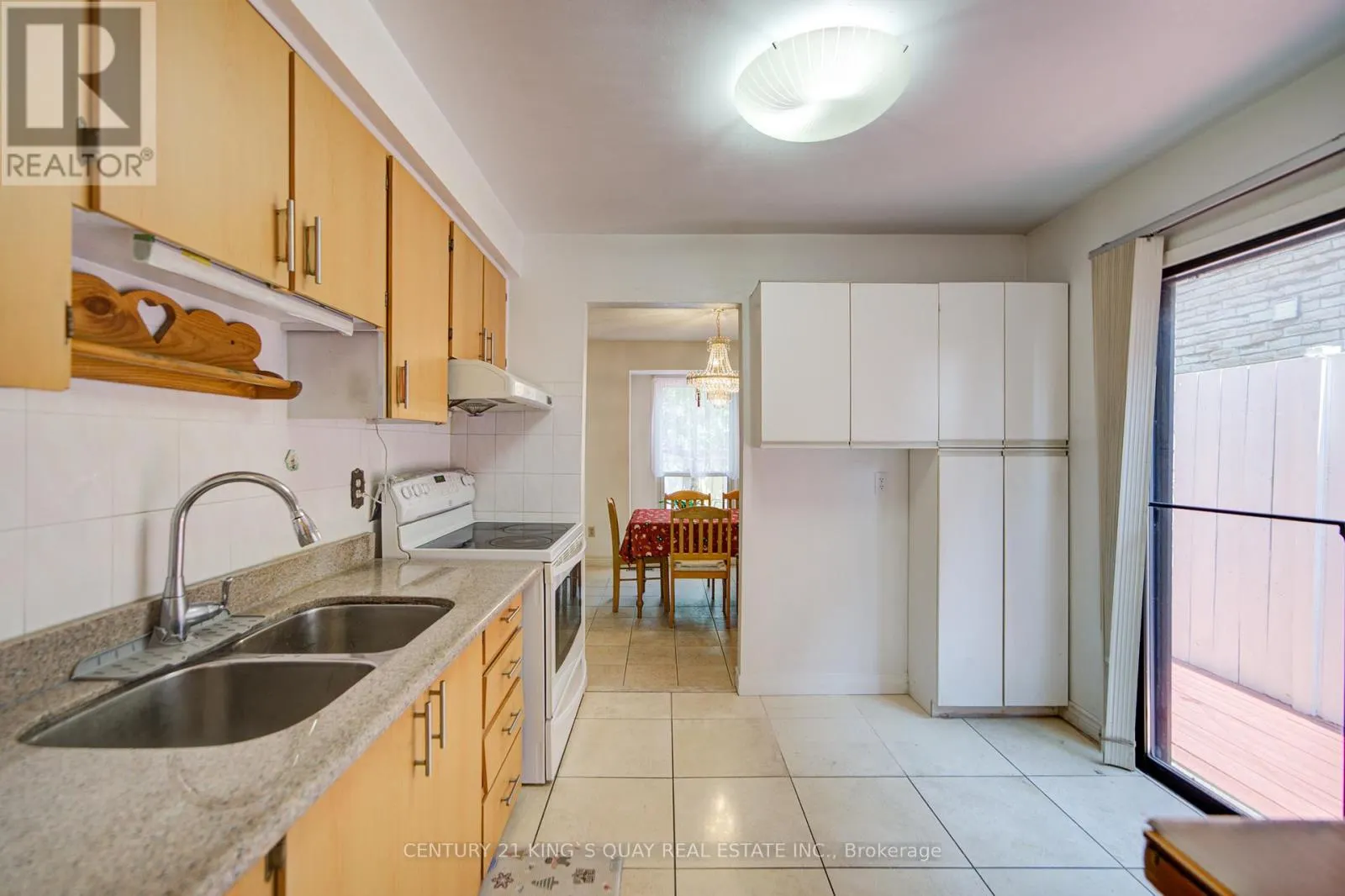 6 COTTSMORE CRESCENT