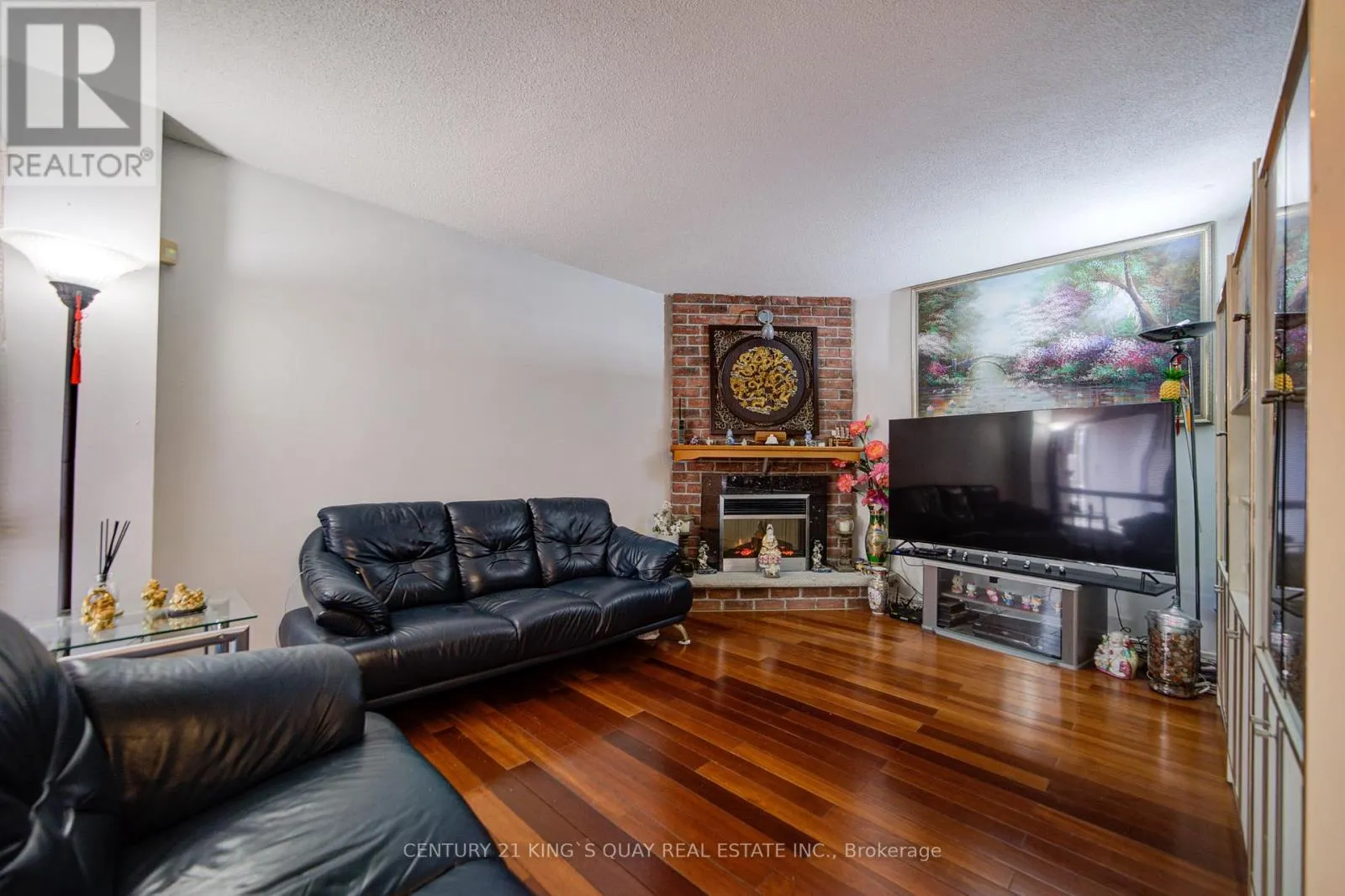 6 COTTSMORE CRESCENT