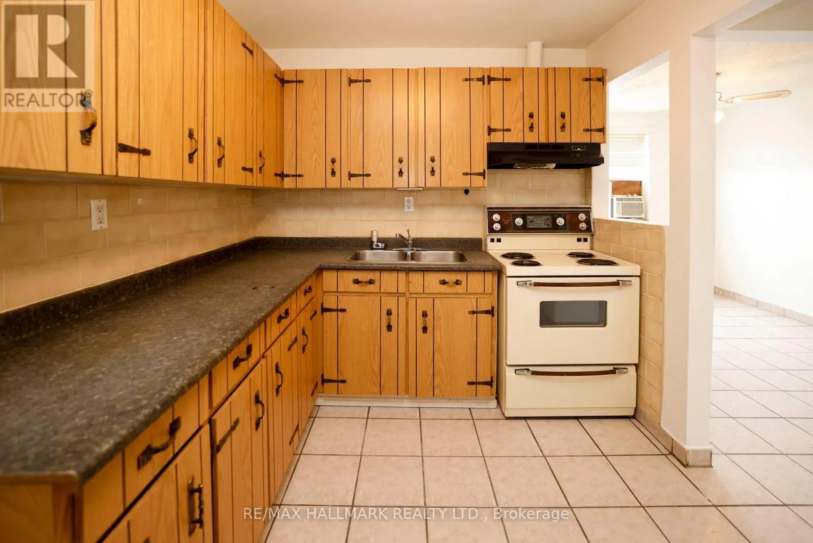 3 - 37 HOLLAND STREET W