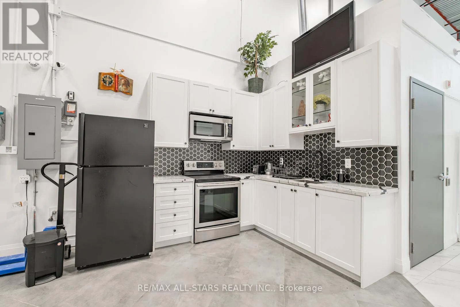 A101 - 200 MOSTAR STREET