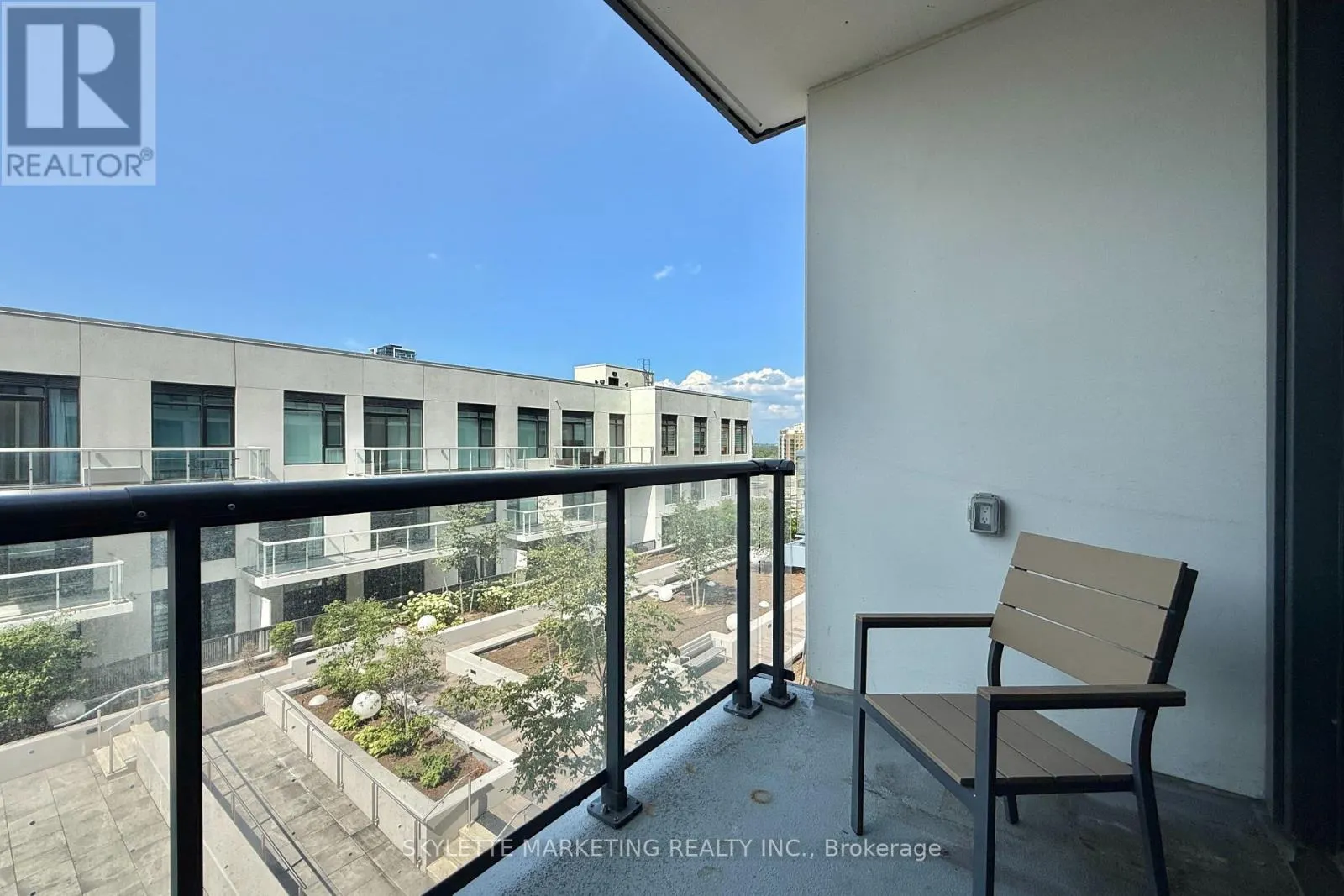 718 - 8 ROUGE VALLEY DRIVE W