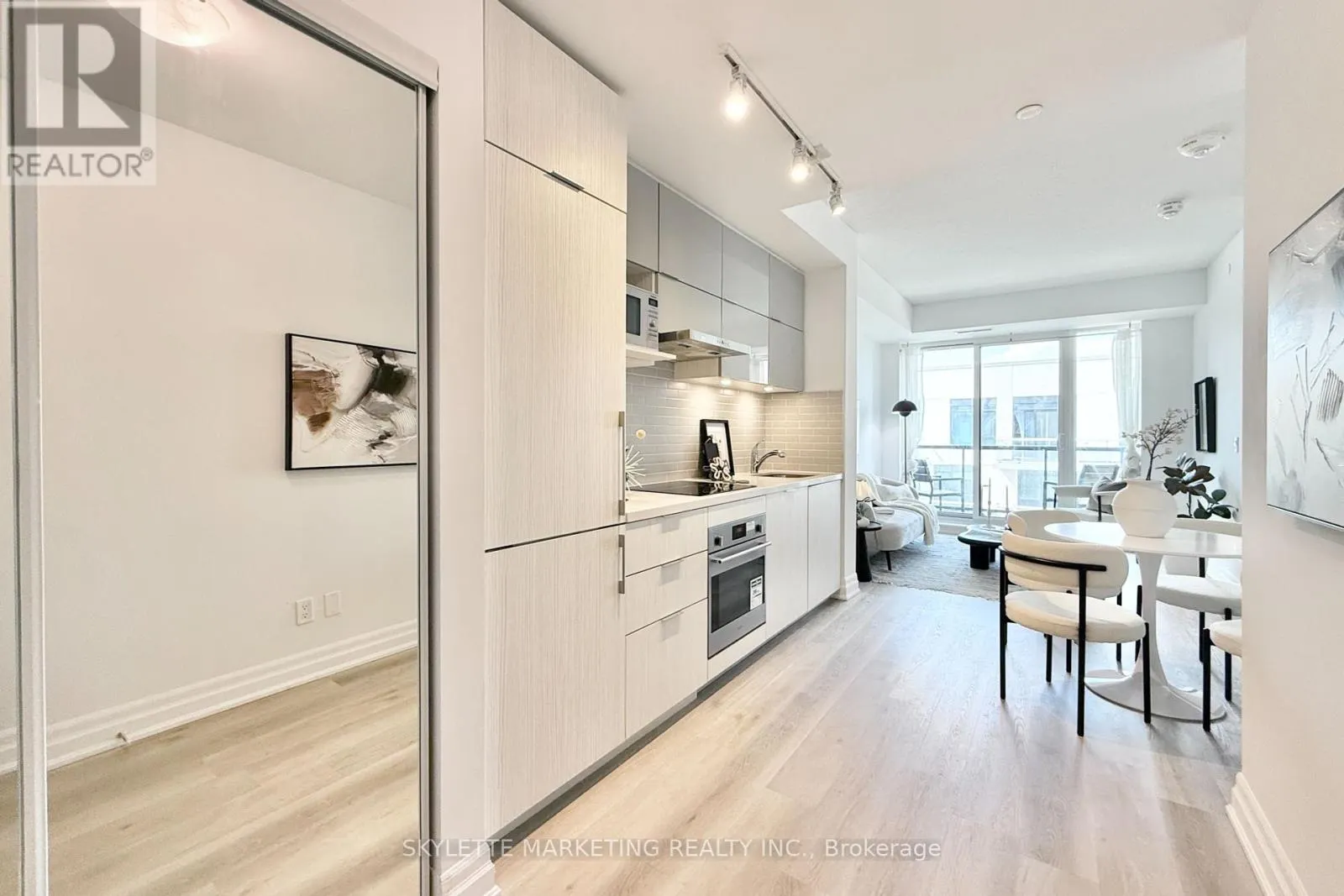718 - 8 ROUGE VALLEY DRIVE W