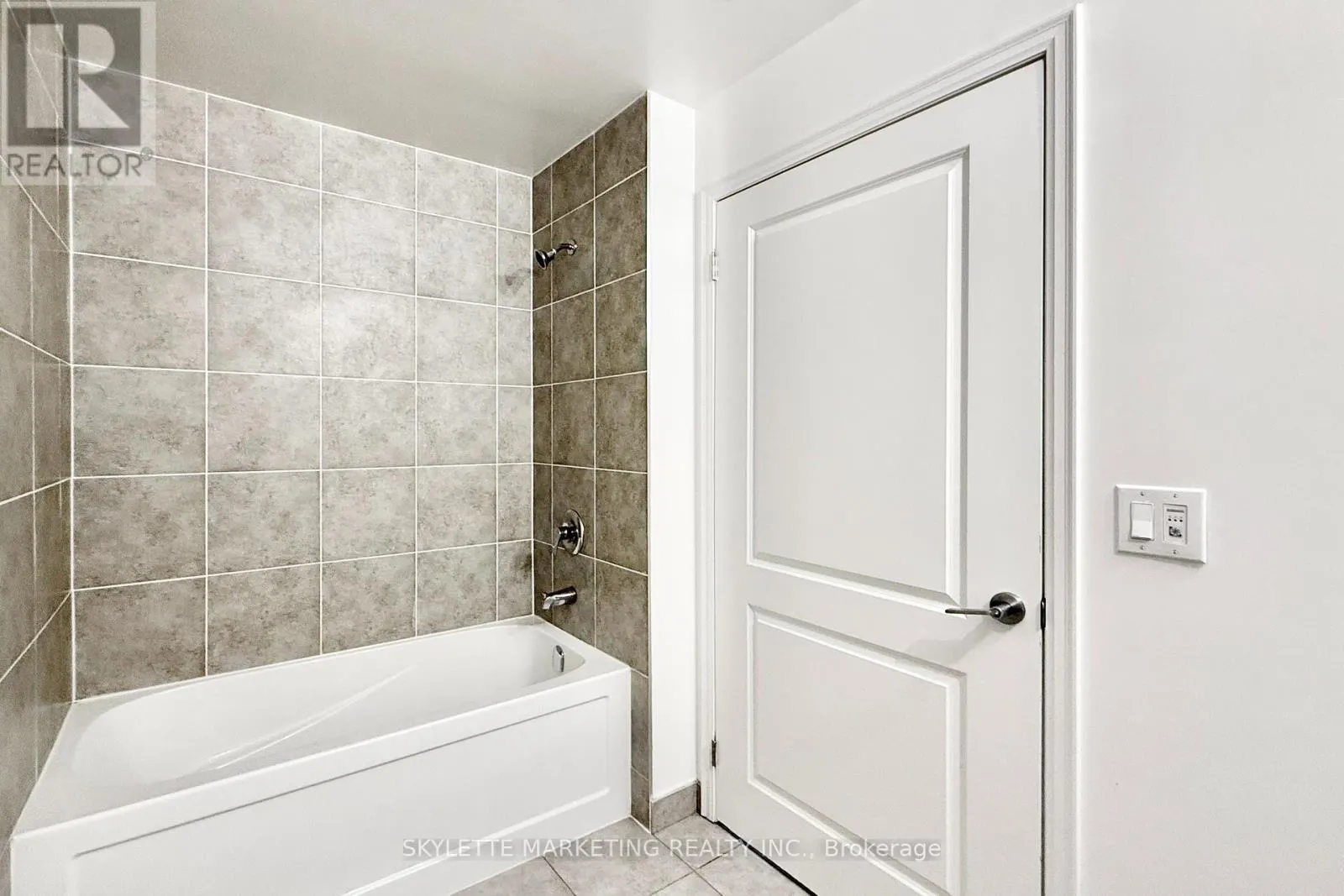 718 - 8 ROUGE VALLEY DRIVE W