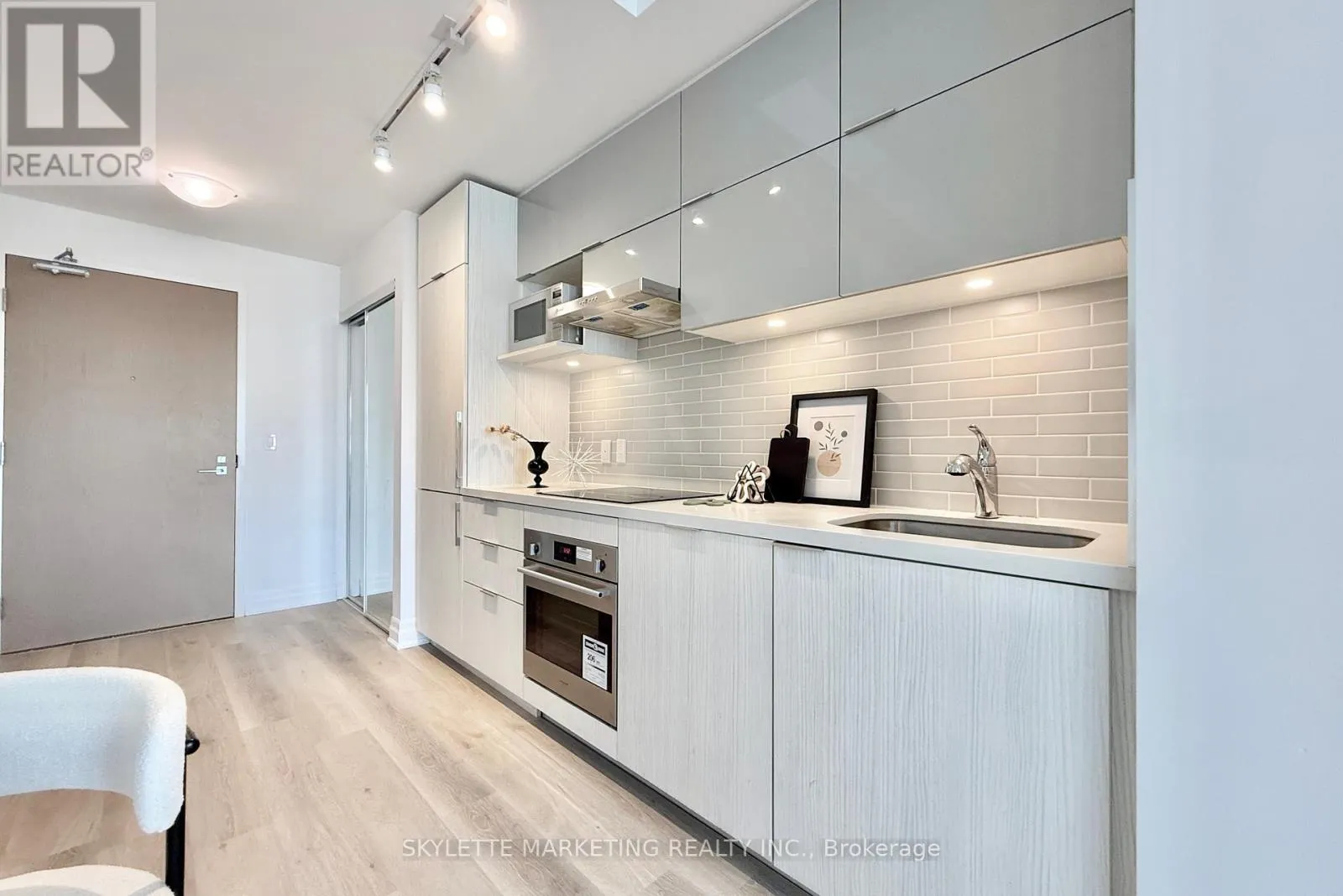 718 - 8 ROUGE VALLEY DRIVE W