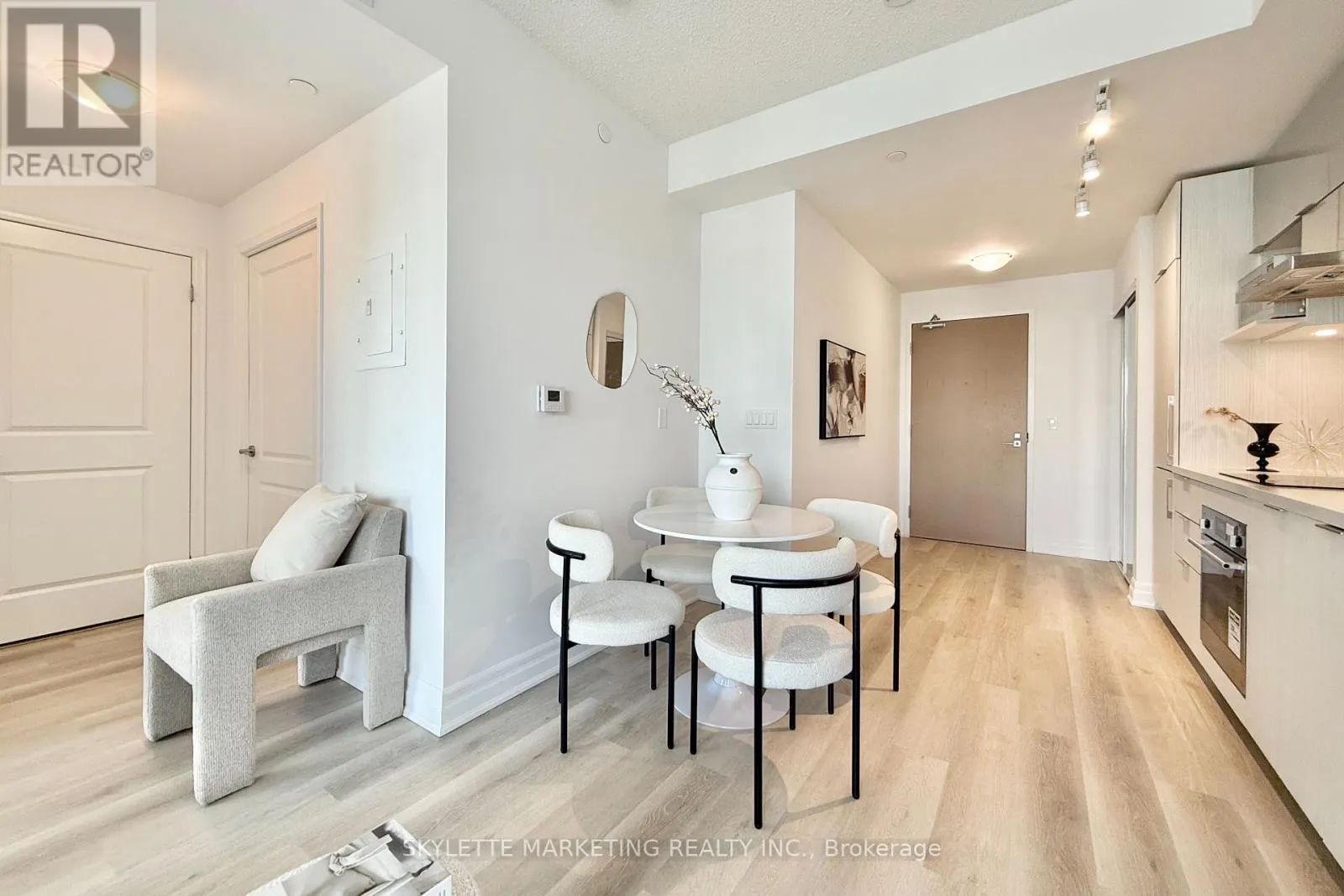 718 - 8 ROUGE VALLEY DRIVE W