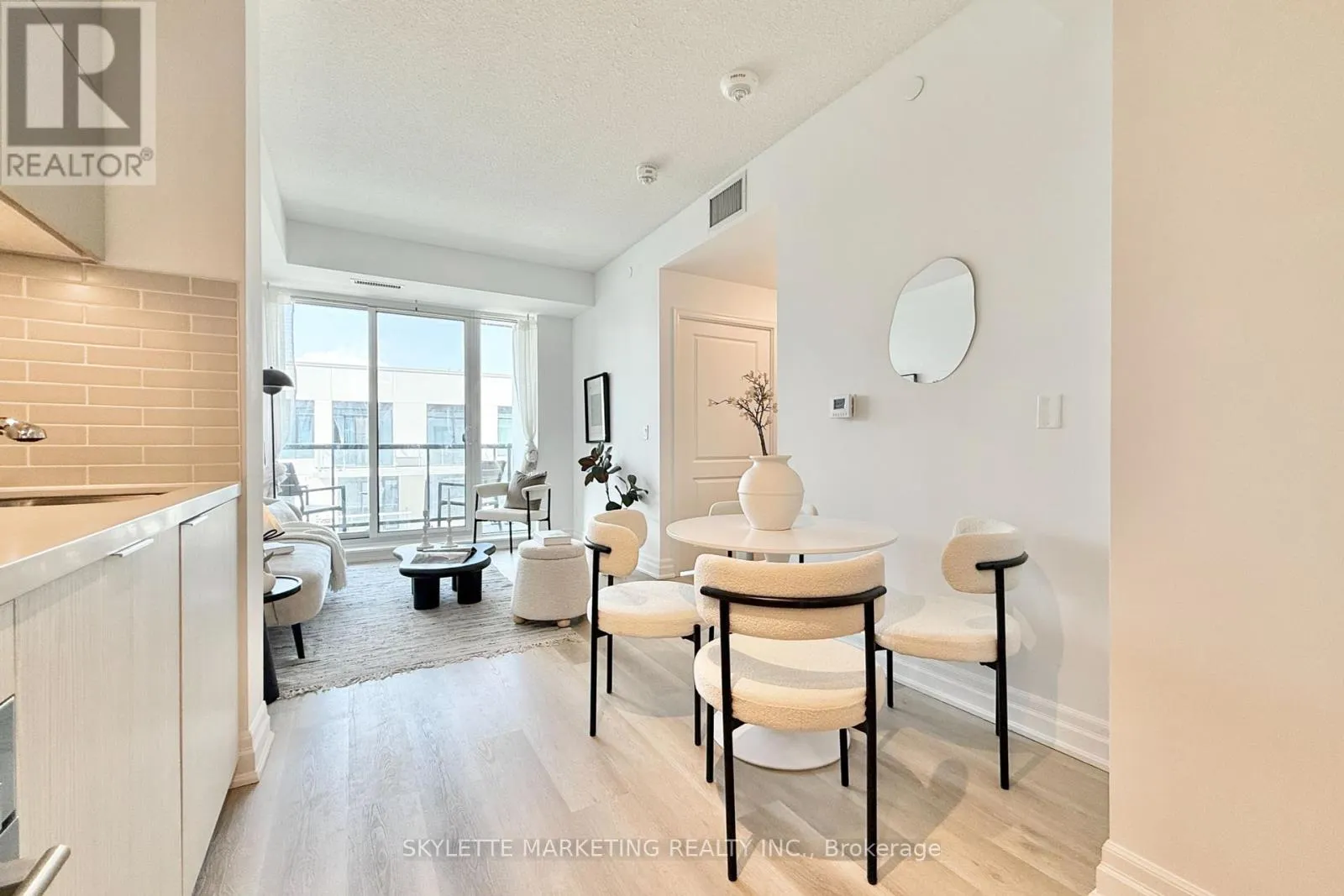 718 - 8 ROUGE VALLEY DRIVE W