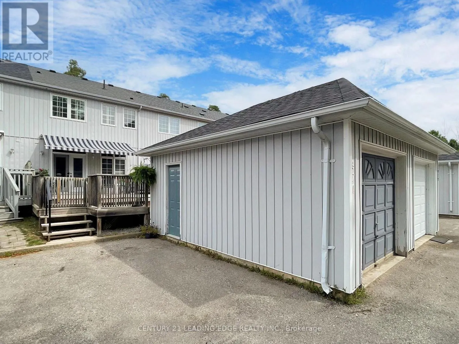 977 LAKE DRIVE E