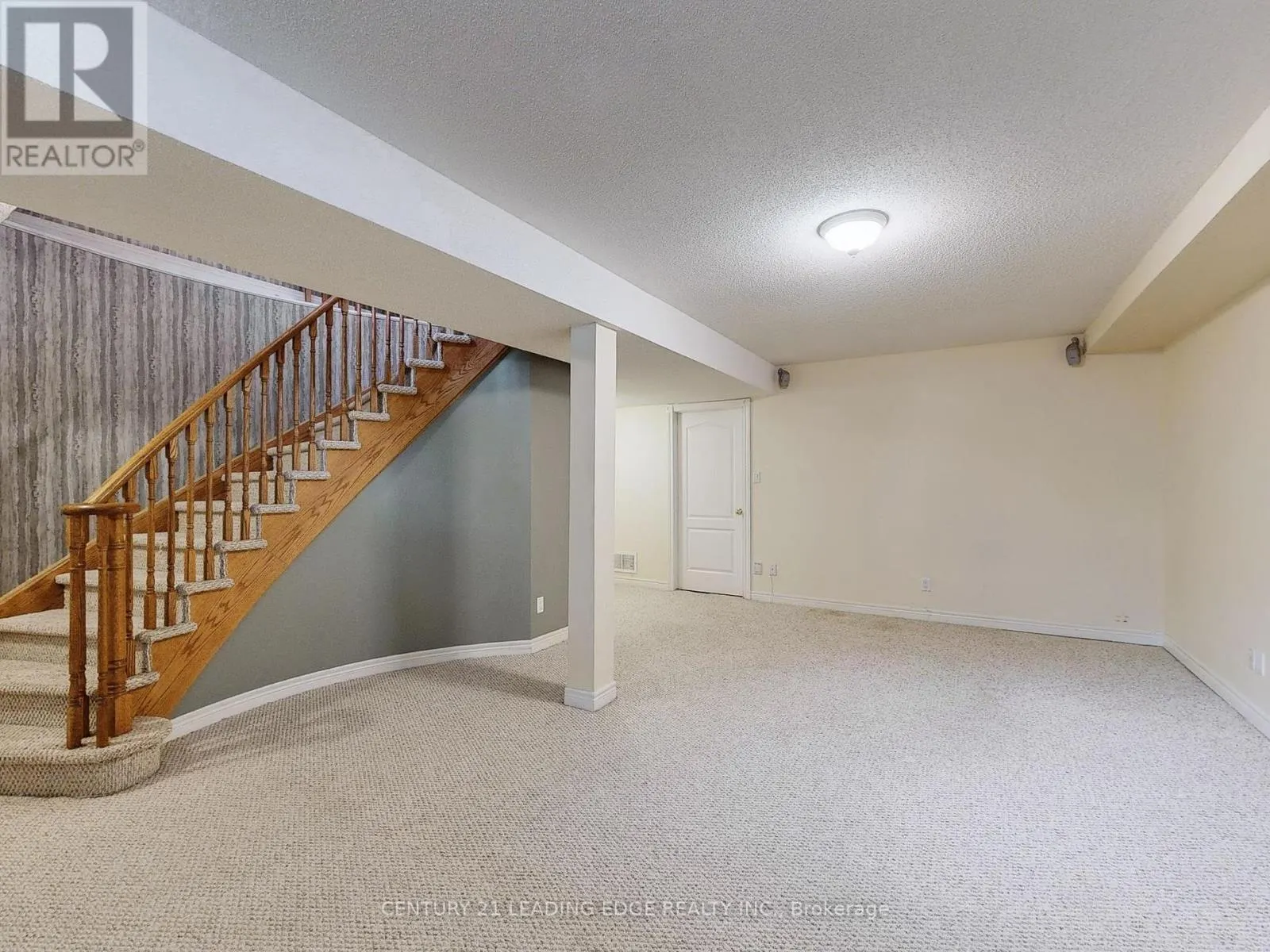 977 LAKE DRIVE E