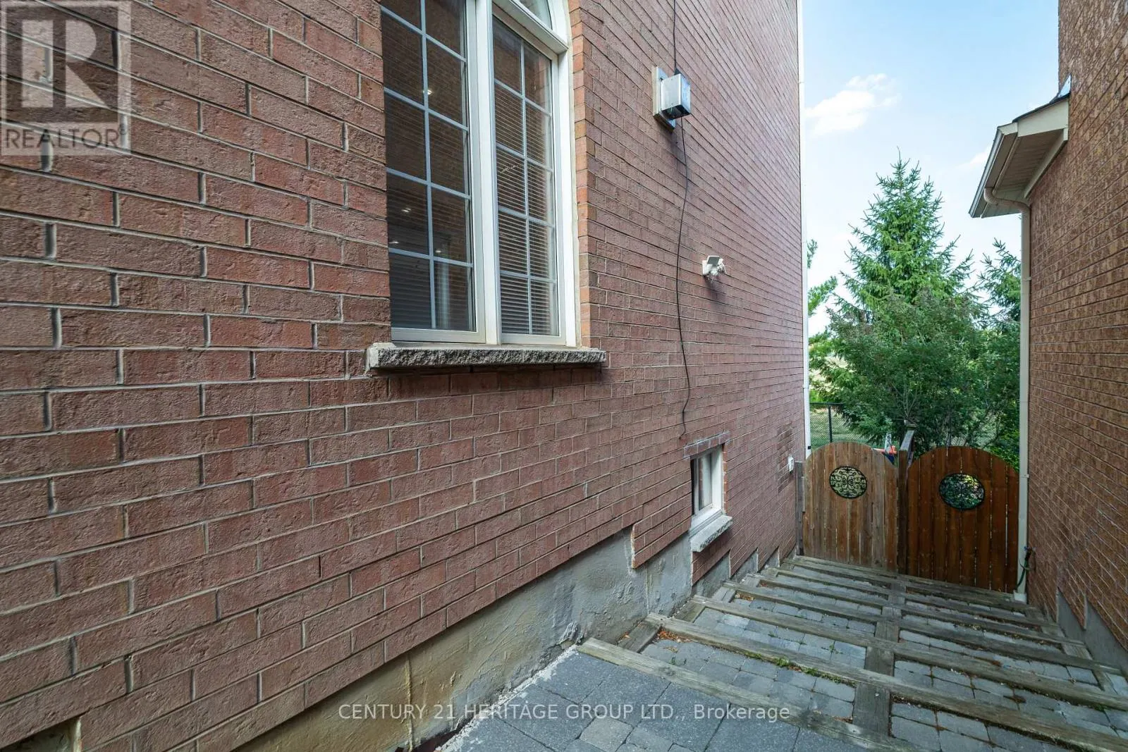 211 KAYLA CRESCENT
