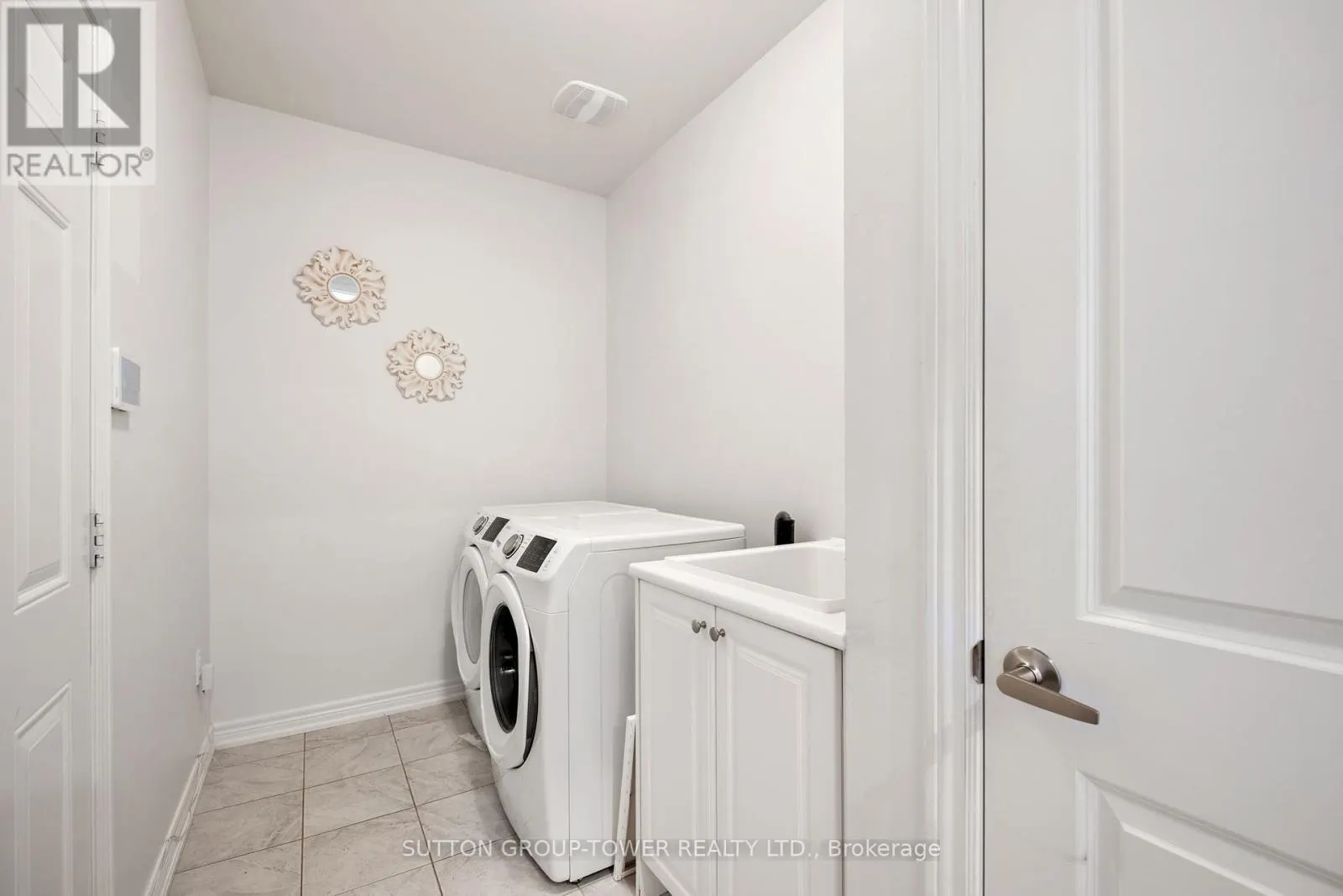 10 ALISTAIR CRESCENT