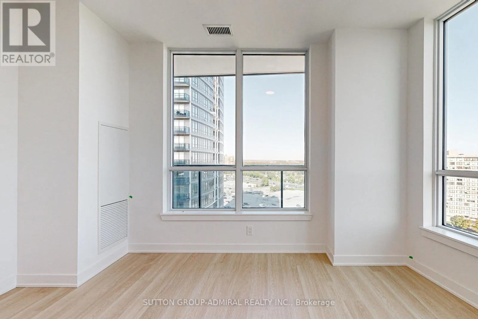 1210 - 30 UPPER MALL WAY