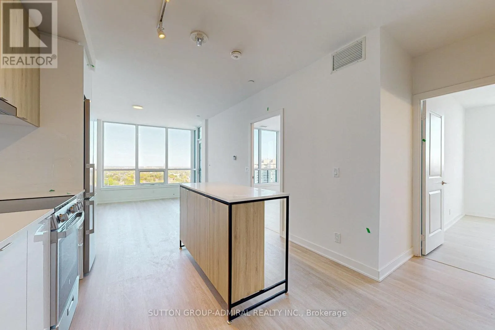 1210 - 30 UPPER MALL WAY