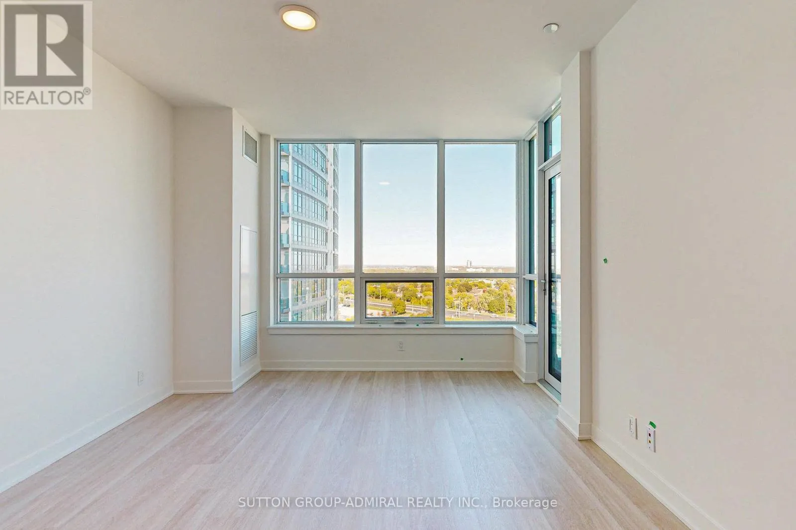 1210 - 30 UPPER MALL WAY