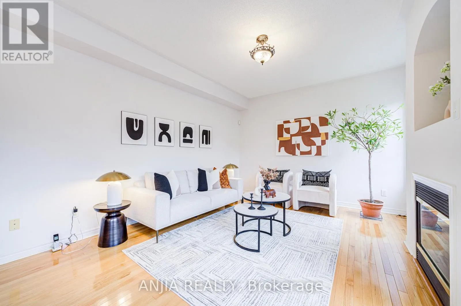 6 LINSMARY COURT