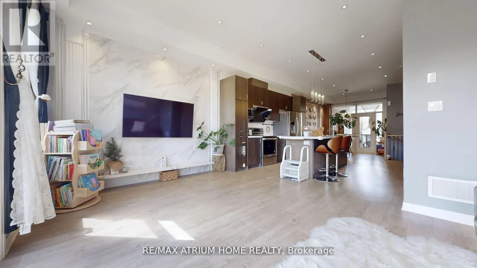 143 ARIANNA CRESCENT W
