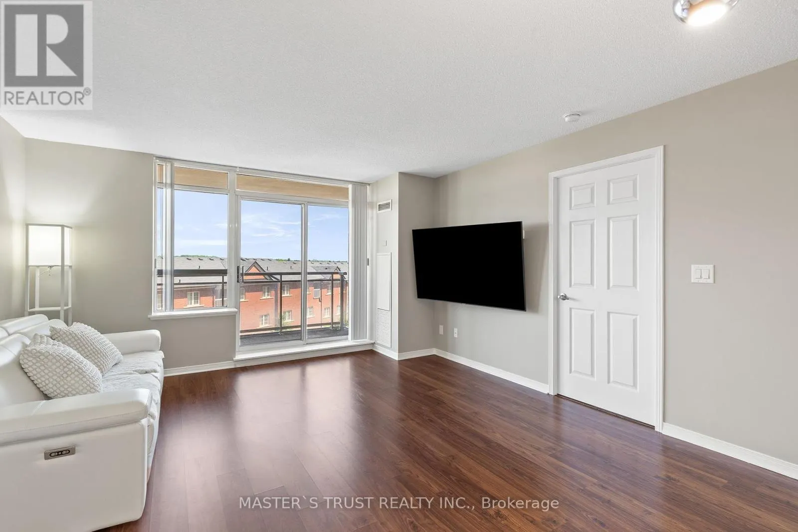 411 - 75 KING WILLIAM CRESCENT
