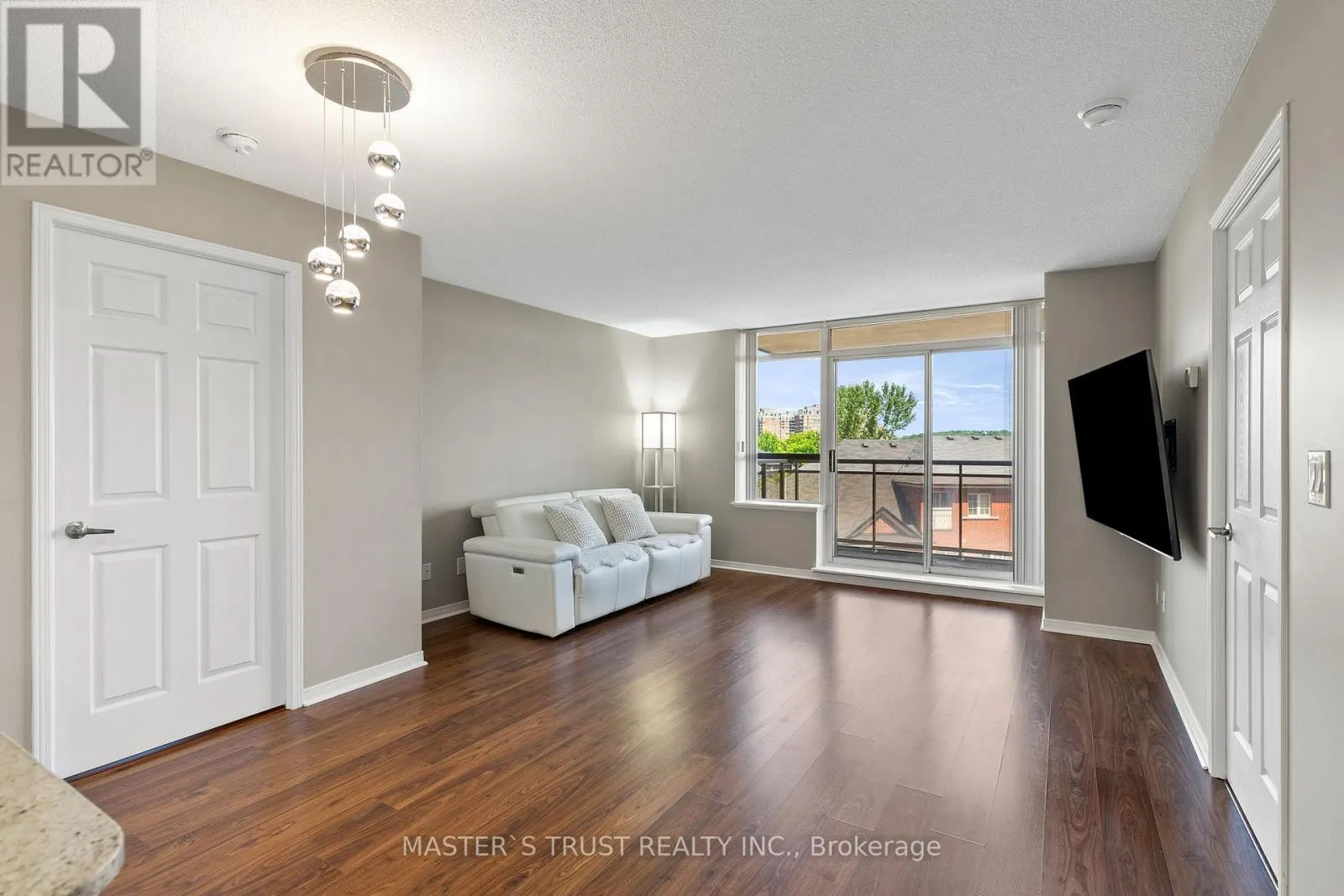 411 - 75 KING WILLIAM CRESCENT