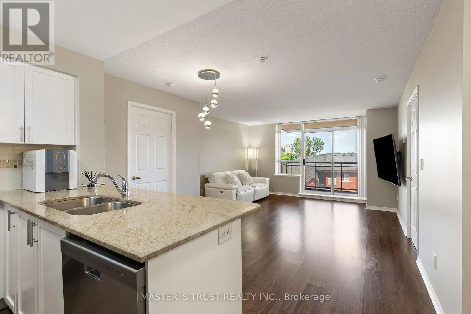 411 - 75 KING WILLIAM CRESCENT